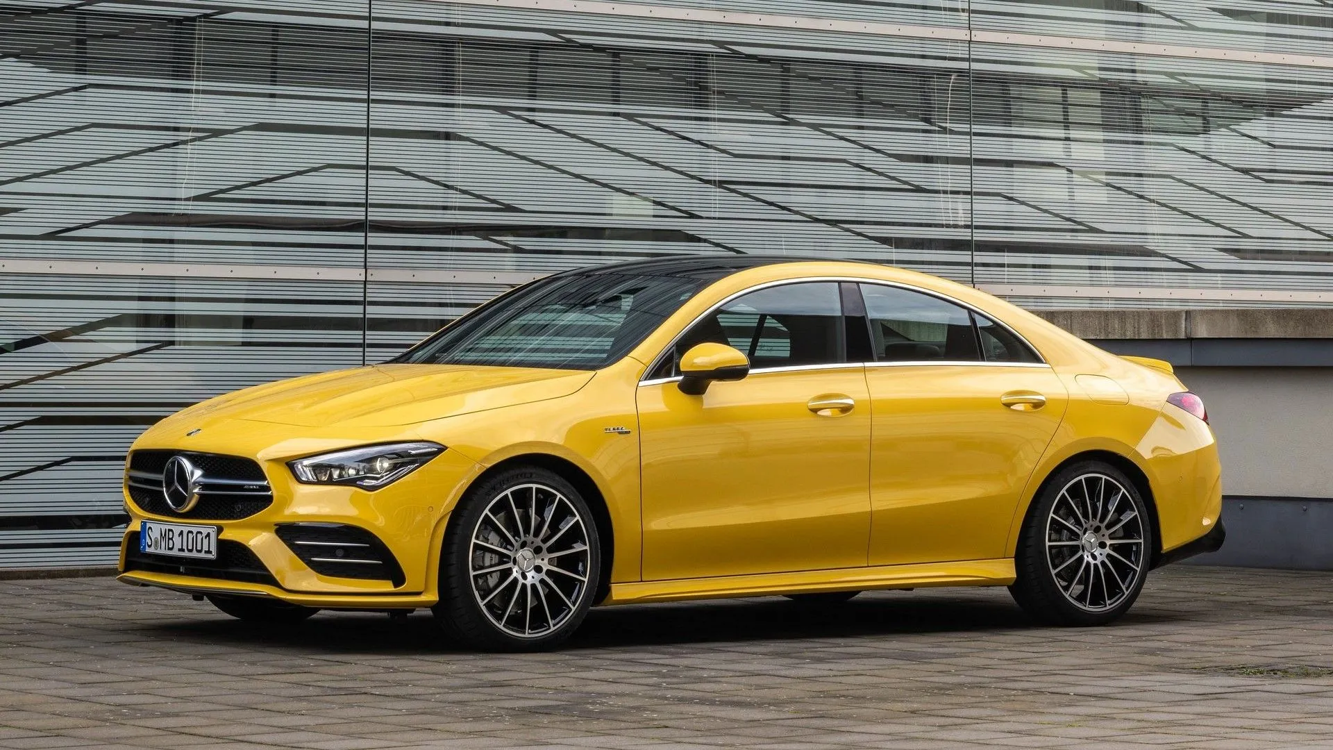 Mercedes-AMG CLA35 2020 màu xanh đậm phong cách thể thao
