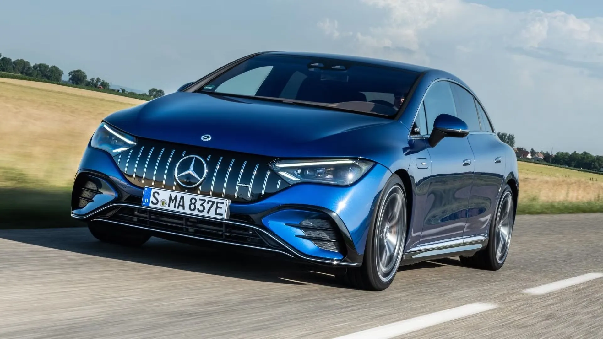 Mercedes-AMG EQE 53 màu xám bạc, thể hiện sự sang trọng và hiệu suất cao của dòng sedan điện AMG.