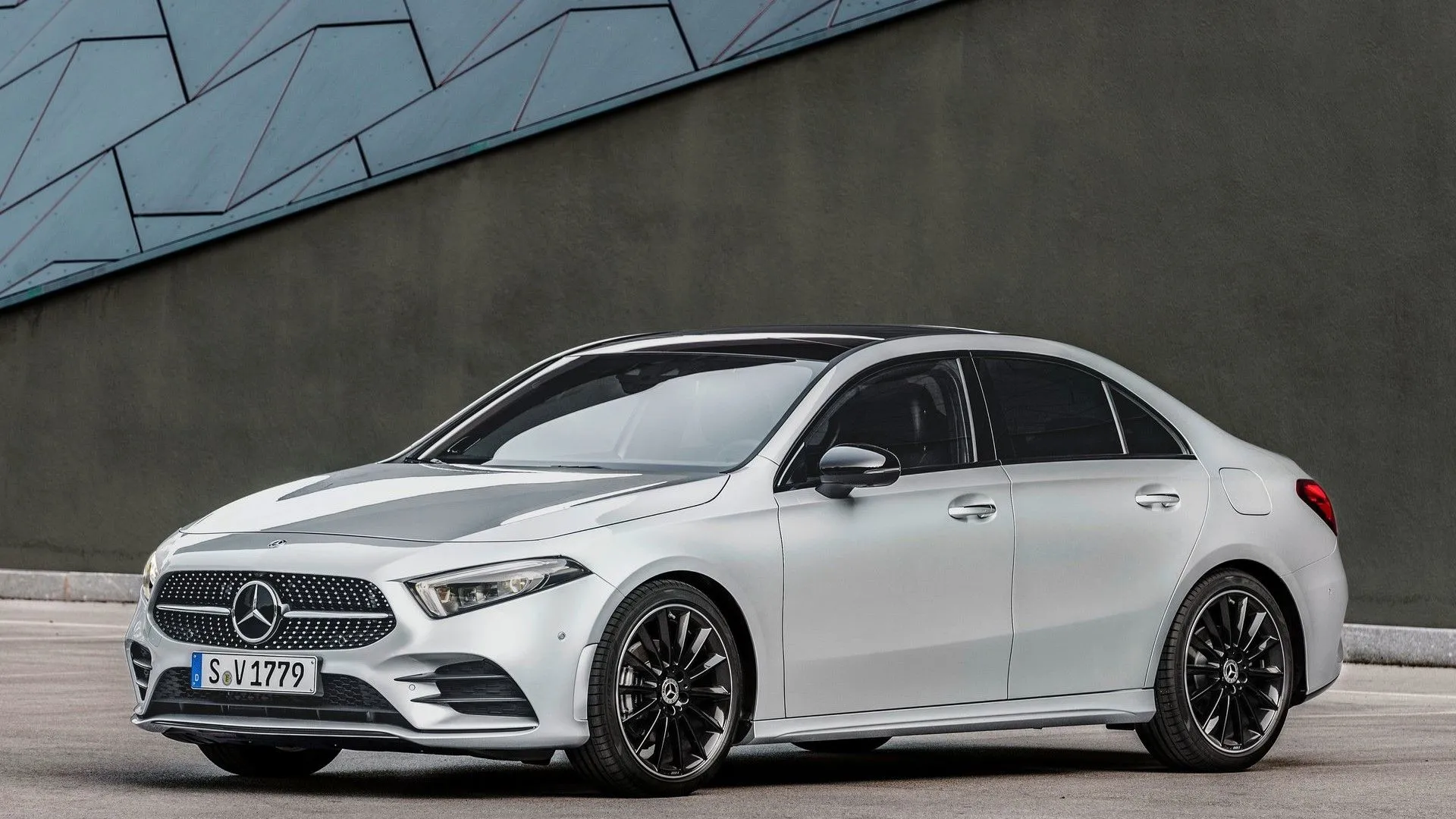 Mercedes-Benz A-Class sedan 2019 màu xám bạc nhìn từ góc 3/4 phía trước với thiết kế nhỏ gọn