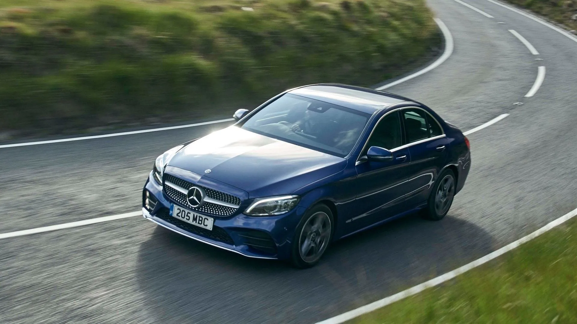 Mercedes-Benz C-Class 2019 màu xám bạc đang di chuyển trên đường nhìn từ góc 3/4 phía trước