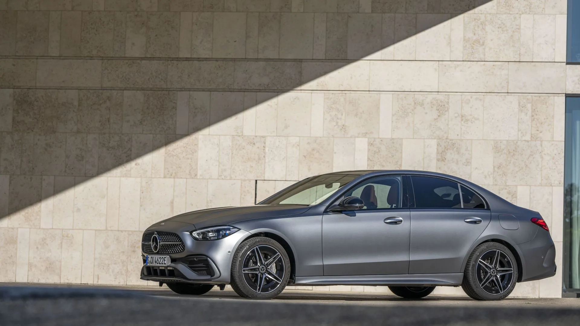 Mercedes-Benz C-Class 2025 màu đen, góc 3/4 phía trước