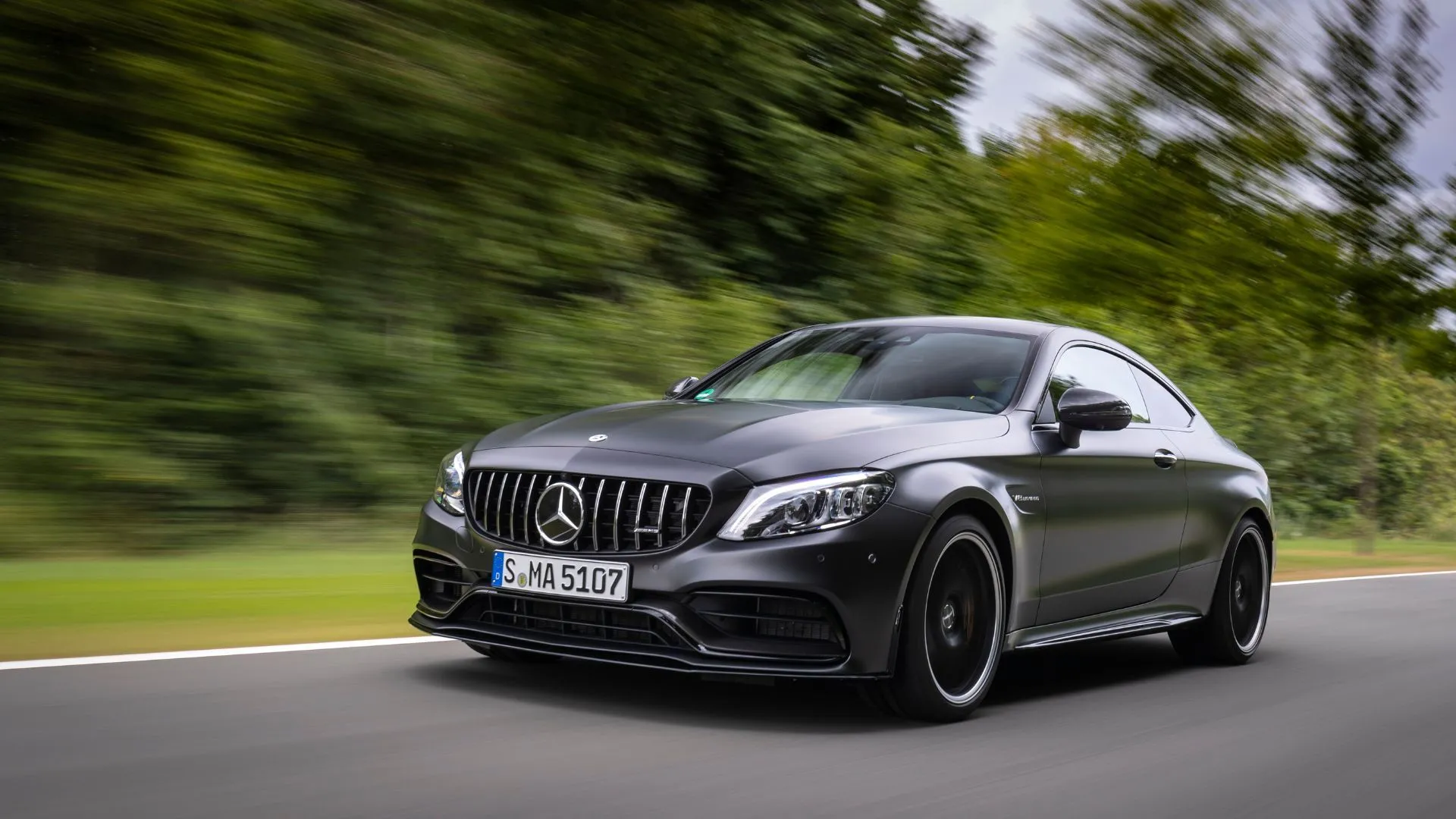 Mercedes-Benz C63 S AMG Coupe màu đen đời 2018 đang chạy trên đường nông thôn, coupe hạng sang hiệu suất cao với động cơ V8 tăng áp kép.