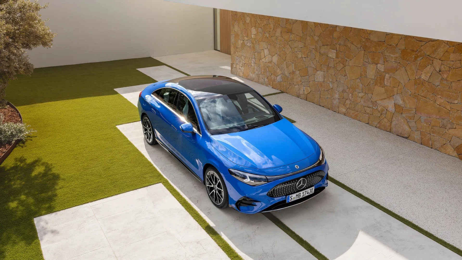 Mercedes-Benz CLA 2026 màu xanh dương đỗ trước nhà, minh họa khả năng di chuyển linh hoạt và tính năng phanh tái tạo năng lượng thông minh, tối ưu hóa phạm vi hoạt động.