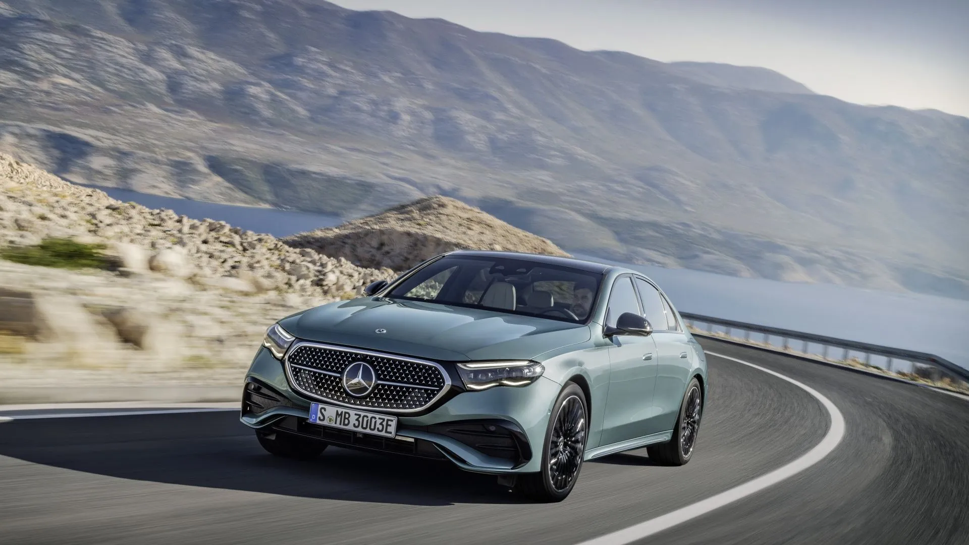Mercedes-Benz E 350 4Matic 2025 màu bạc đẳng cấp, nội thất sang trọng, công nghệ tiên tiến