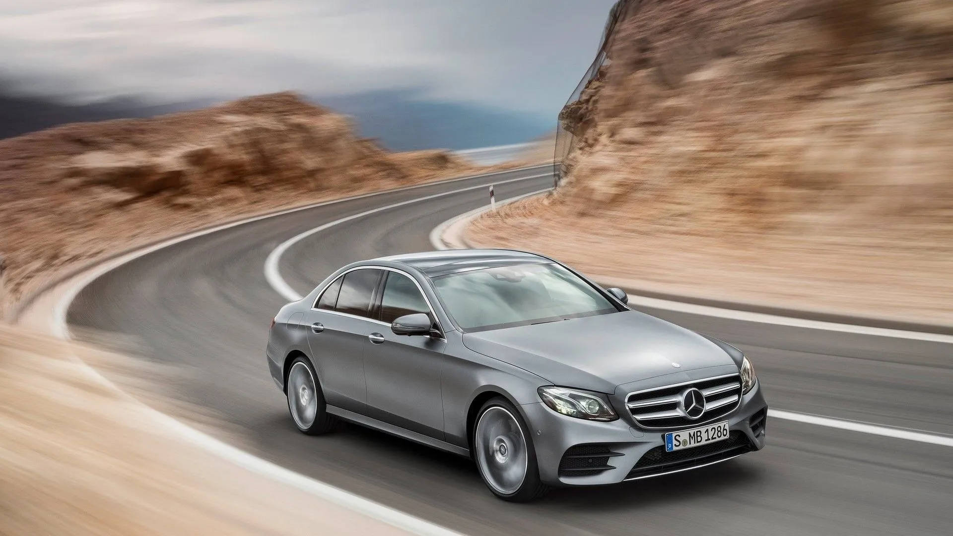 Mercedes-Benz E-Class 2017 màu xanh đậm sang trọng nhìn từ góc 3/4 phía trước