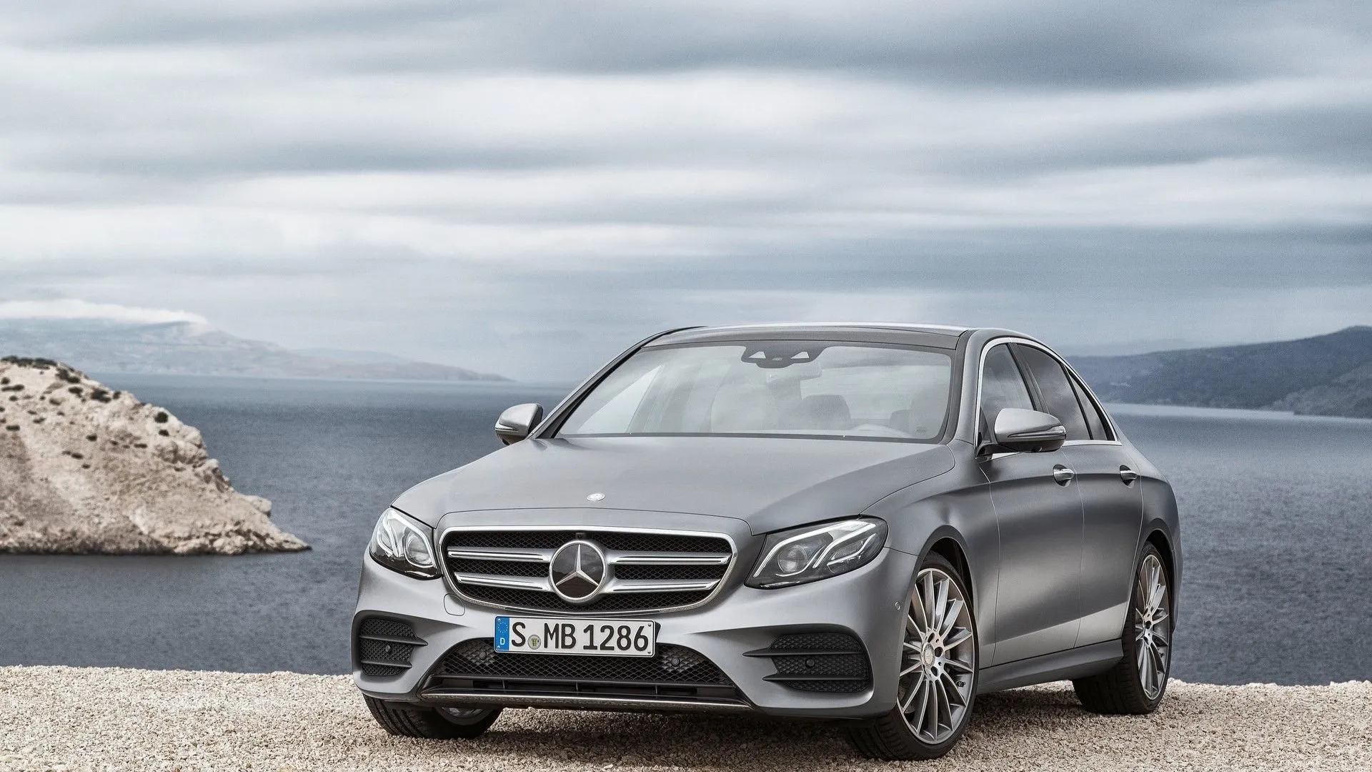 Mercedes-Benz E-Class đời 2017 màu đen lịch lãm trên đường phố