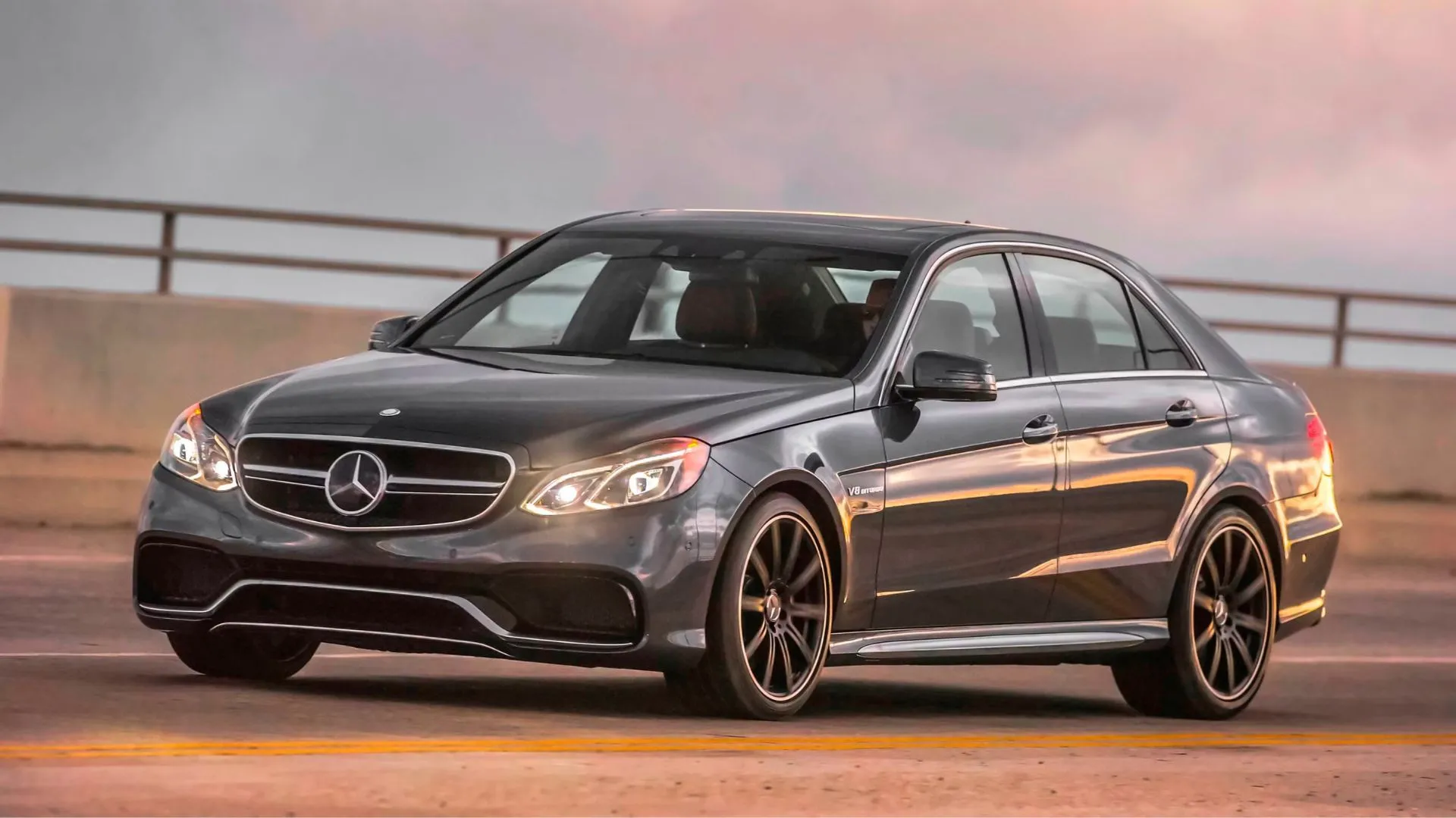 Mercedes-Benz E63 AMG 2015 màu xám di chuyển trên cầu