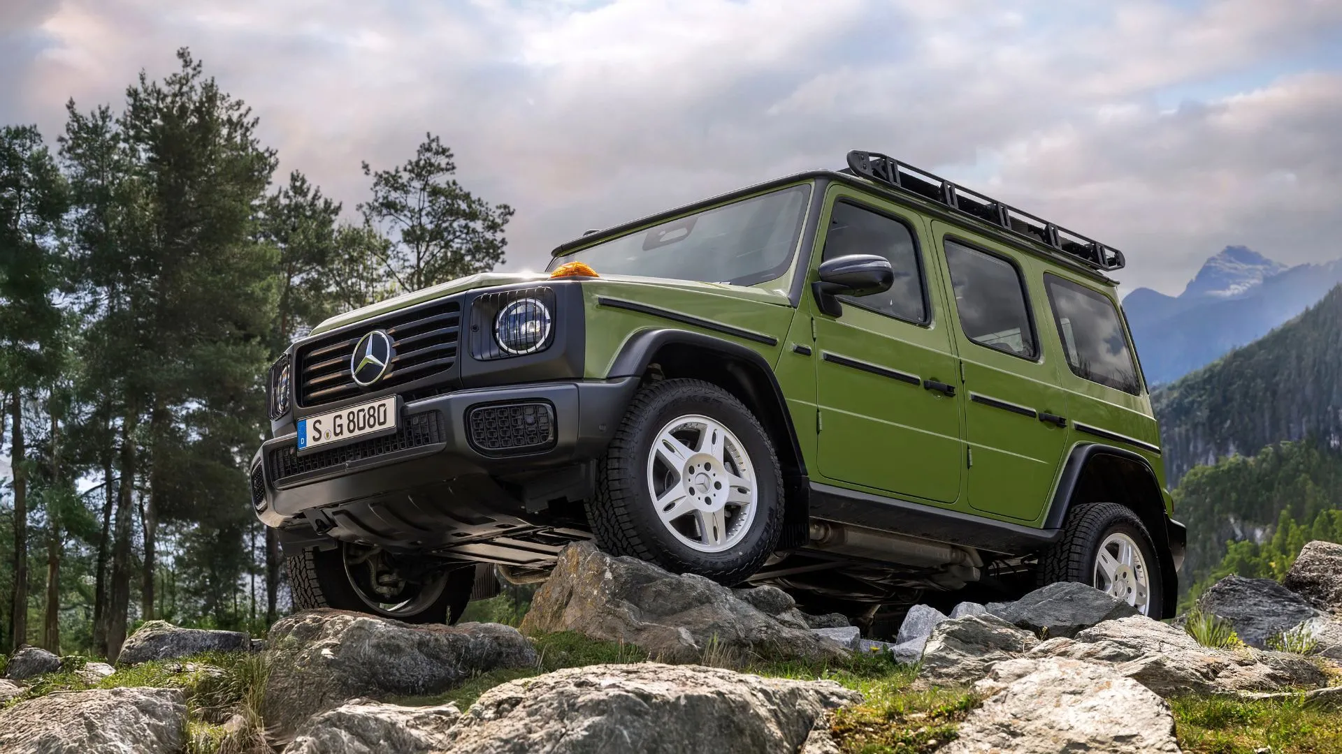 Mercedes-Benz G-Class Edition STRONGER THAN THE 1980s đang off-road, thể hiện sự sang trọng và khả năng vượt địa hình