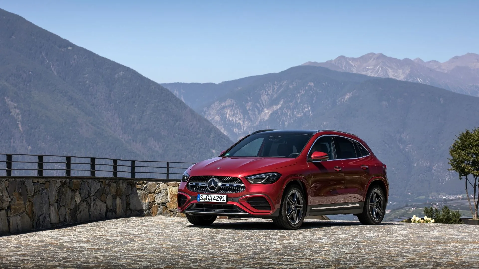Mercedes-Benz GLA 2023 màu trắng, crossover hạng sang cỡ nhỏ
