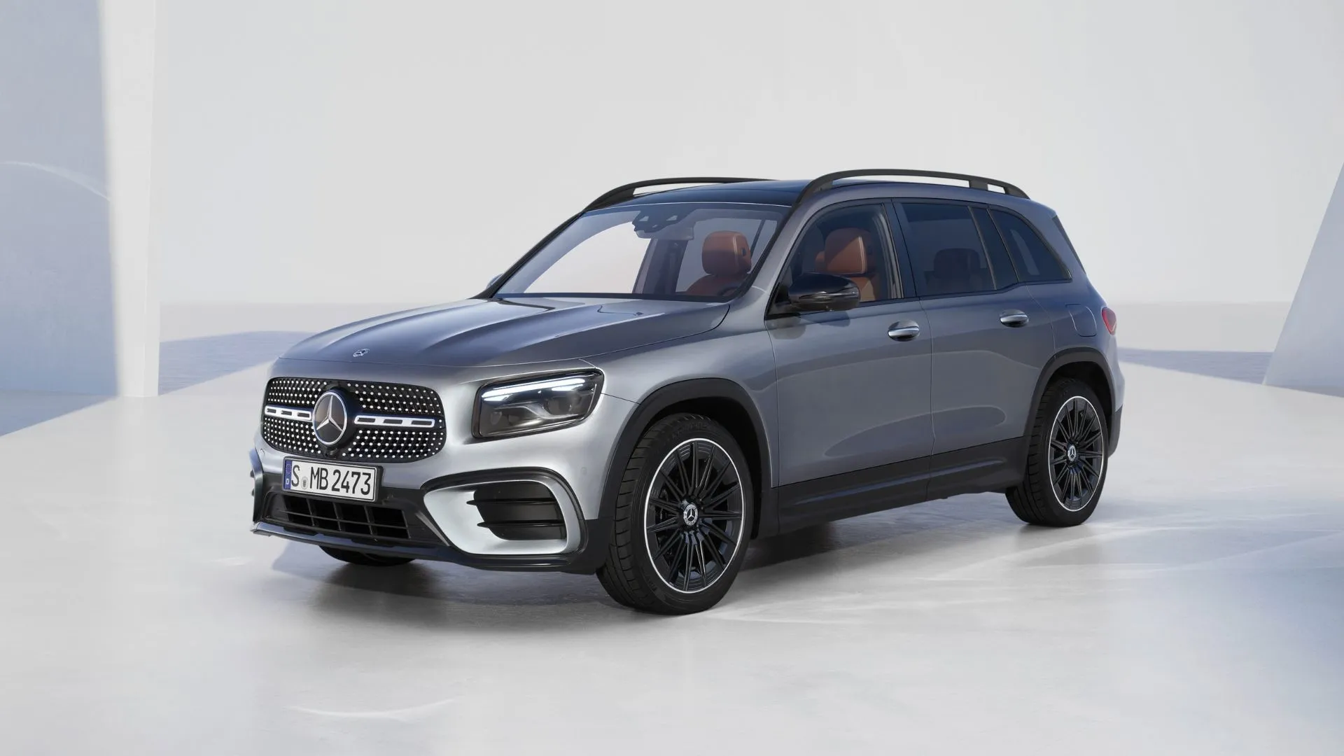 Mercedes-Benz GLB 250 4MATIC 2025 màu xám với gói AMG Night Package, nội thất rộng rãi và đa năng