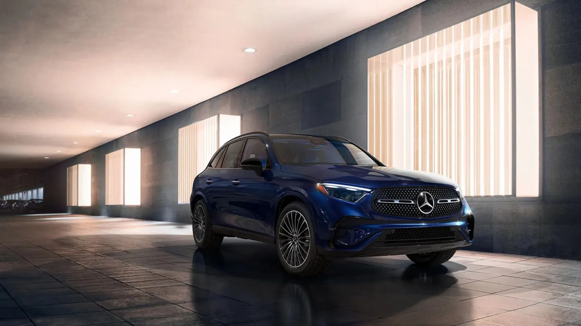 Mercedes-Benz GLC 2025 màu xanh lam đang đỗ trong nhà, thể hiện vẻ ngoài tinh tế và sang trọng.