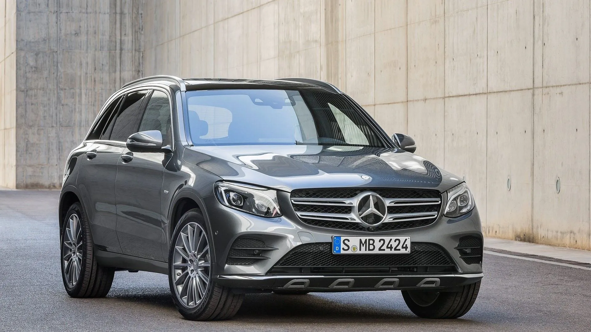 Mercedes-Benz GLC 350e 2019 màu trắng, SUV hybrid hạng sang cũ của Đức