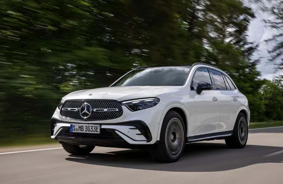Mercedes-Benz GLC 350e 4Matic 2025 màu trắng, SUV hybrid sạc điện nhỏ gọn.