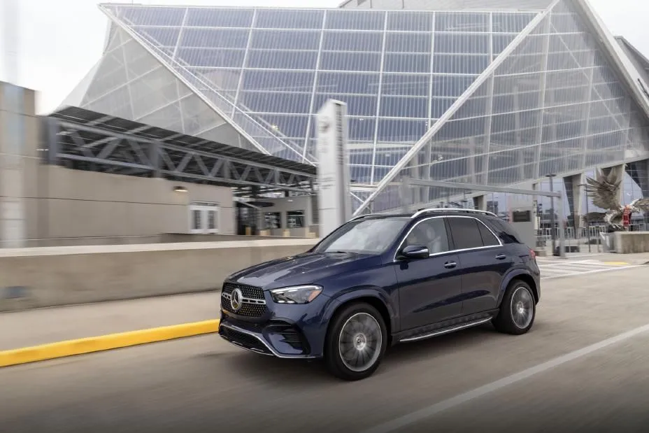 Mercedes-Benz GLE 450e 4Matic đang di chuyển, một trong các SUV cao cấp của Mercedes sản xuất tại Mỹ