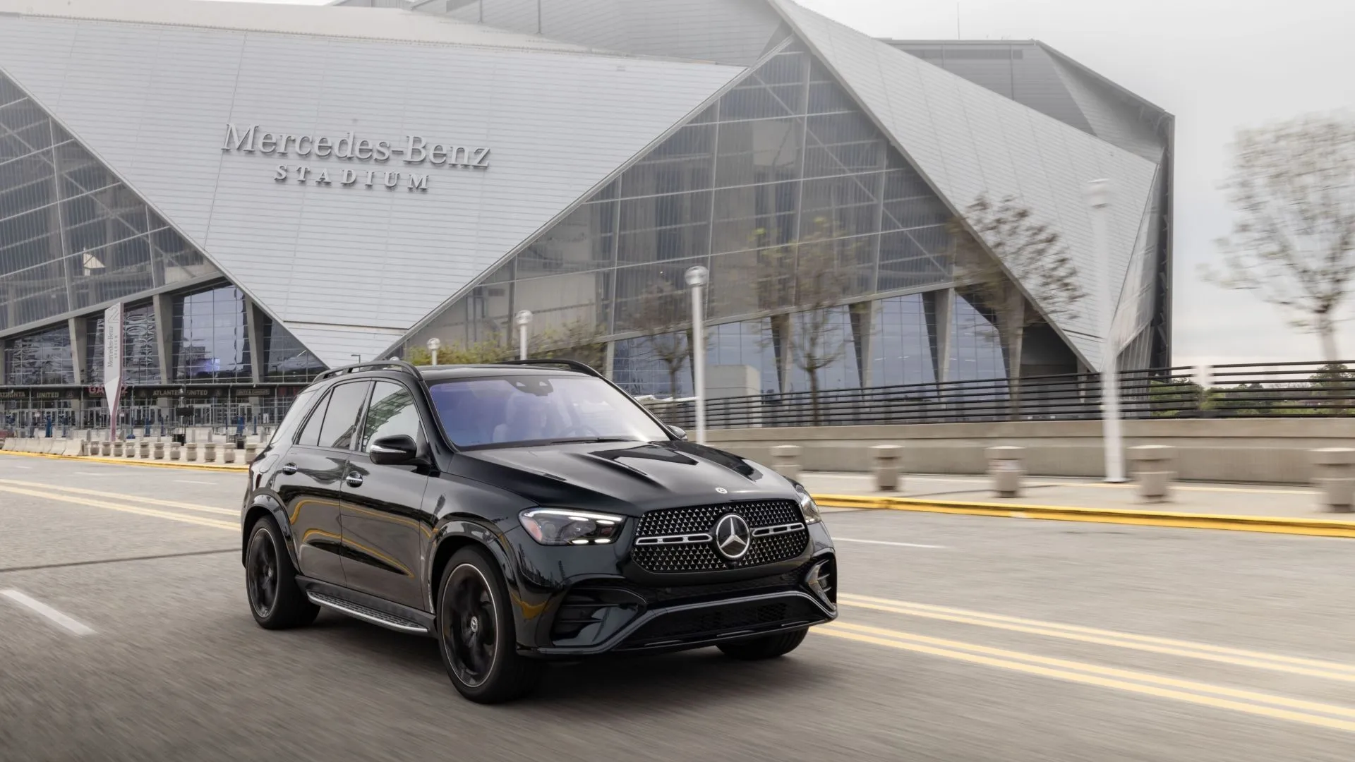 Mercedes-Benz GLE-Class 2025 màu xanh xám đang di chuyển nhanh, một mẫu SUV hạng sang cỡ trung với thiết kế uy quyền và công nghệ cao cấp