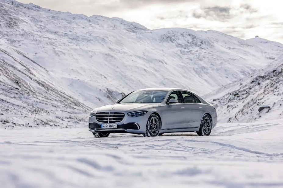 Mercedes-Benz S580e 4Matic màu bạc trong tuyết, sedan hybrid sạc điện cao cấp.
