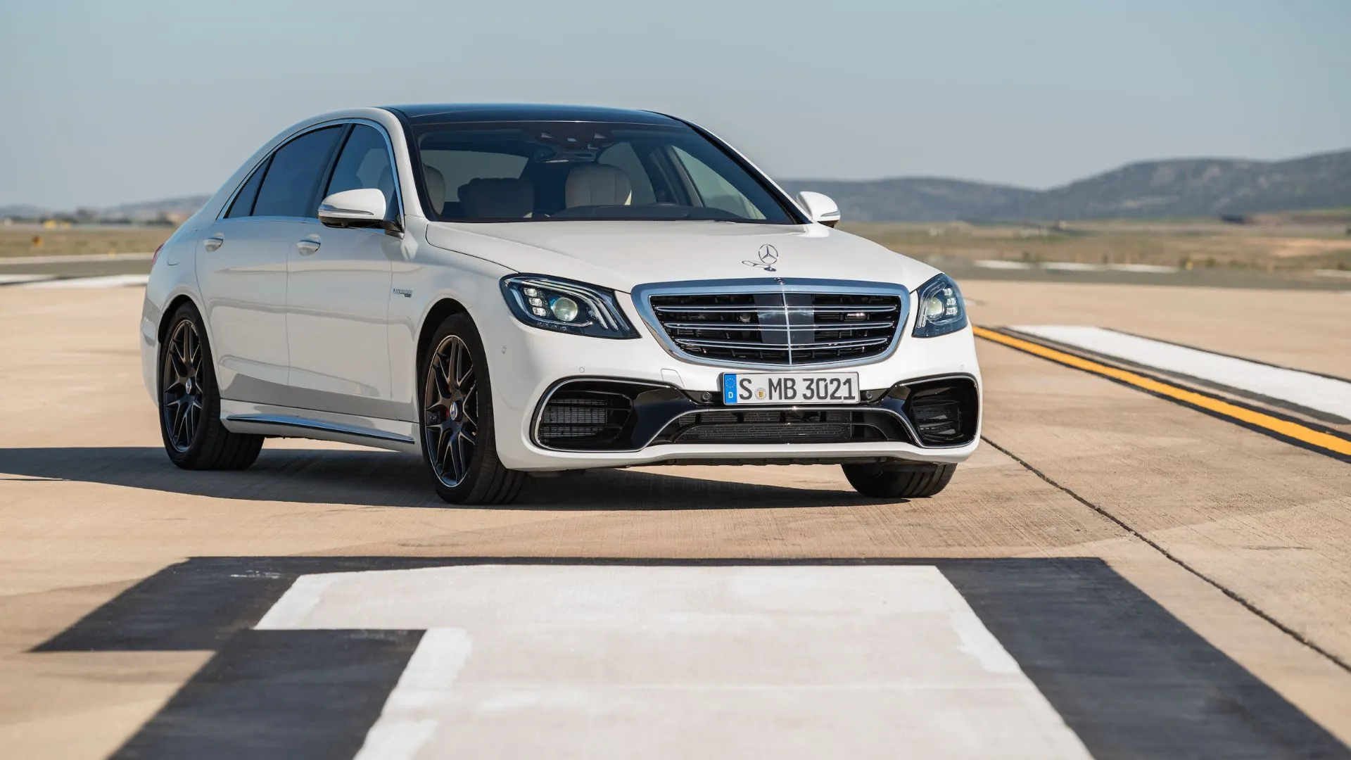 Mercedes-Benz S63 AMG 2018 màu trắng đỗ trên đường băng