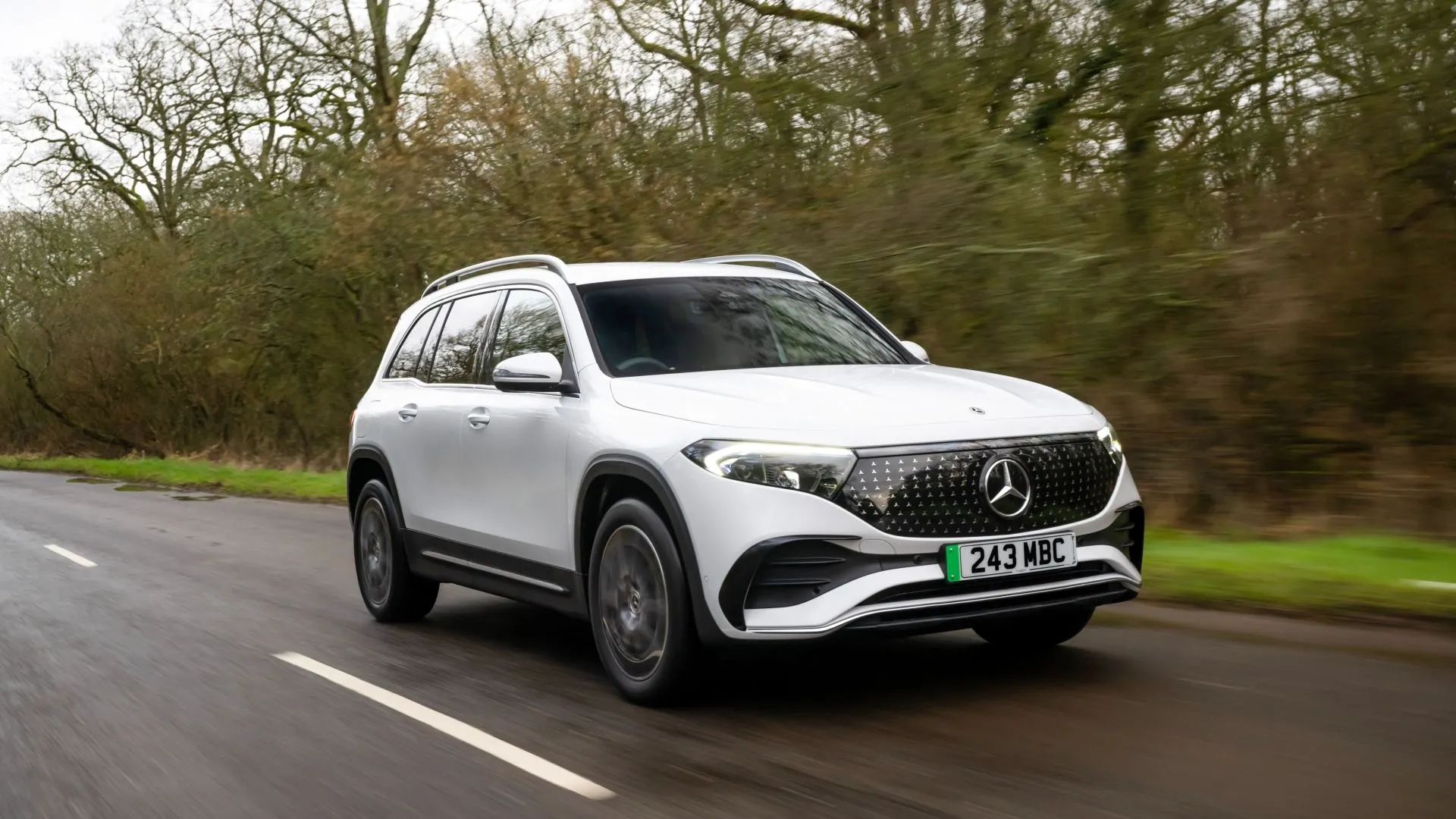 Mercedes-EQ EQB 2024 màu trắng đang chạy, một mẫu SUV điện 7 chỗ hạng sang dành cho gia đình với mức độ khấu hao cao