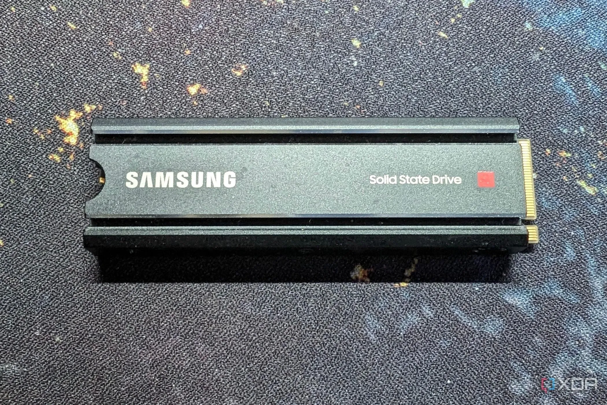 Minh họa ổ cứng SSD Samsung 980 Pro NVMe gắn tản nhiệt để đảm bảo hiệu suất ổn định