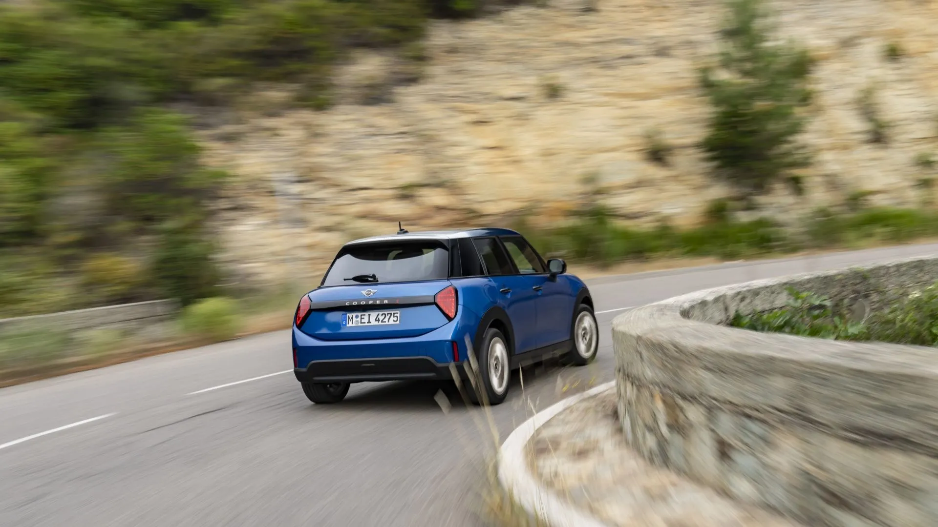 Mini Cooper 2026 hatchback màu xanh lam năng động trên đường