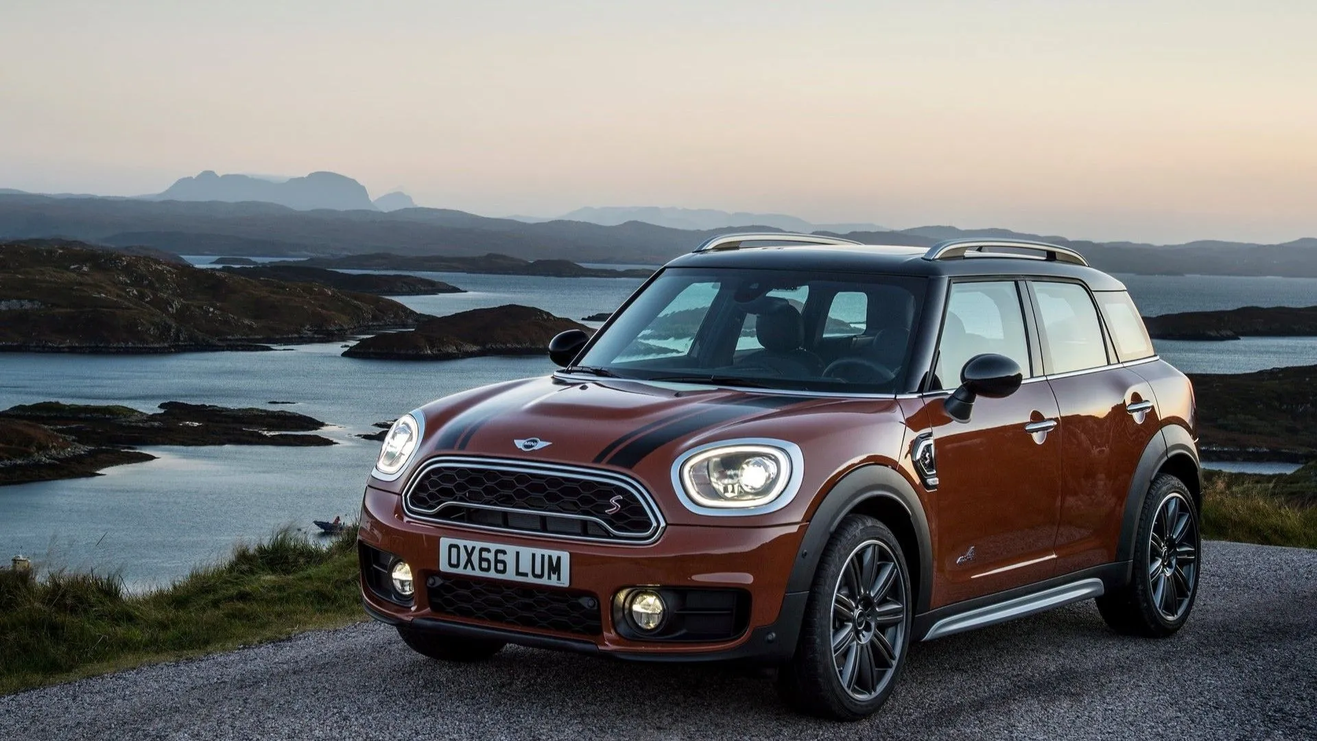 Mini Cooper Countryman 2017 màu xanh đậm đỗ trên đường, mẫu SUV hạng sang cũ bền bỉ.