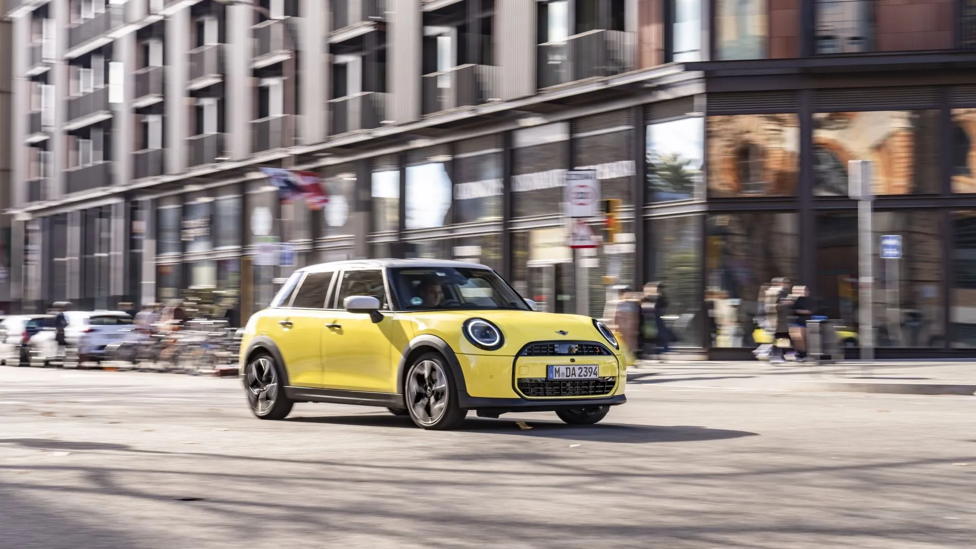Mini Cooper S 2025 hatchback thể thao, nổi bật với phong cách độc đáo và khả năng lái phấn khích.