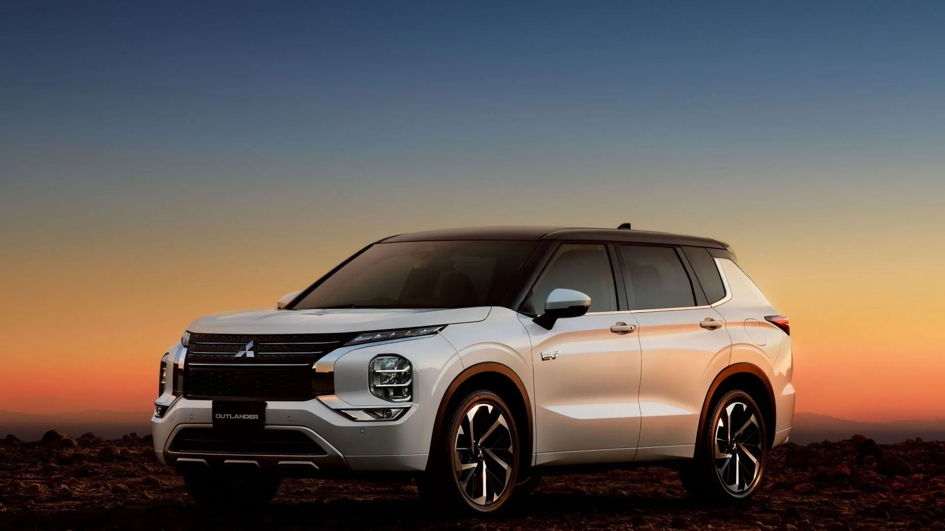 Mitsubishi Outlander PHEV 2025 màu trắng bạc năng động