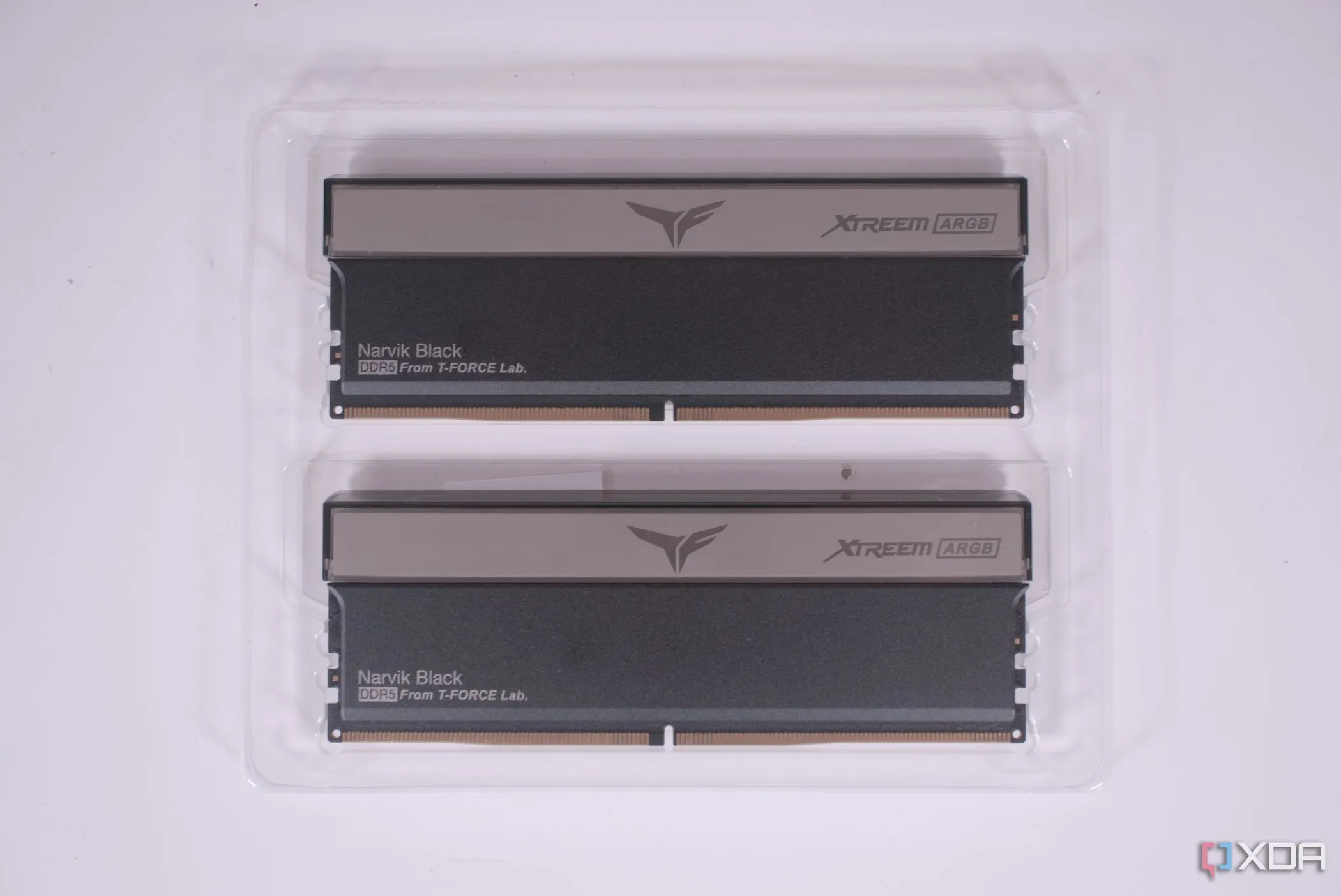 Mở hộp RAM TeamGroup T-FORCE XTREE ARGB DDR5, tượng trưng cho một nâng cấp hiệu năng máy tính tiết kiệm.