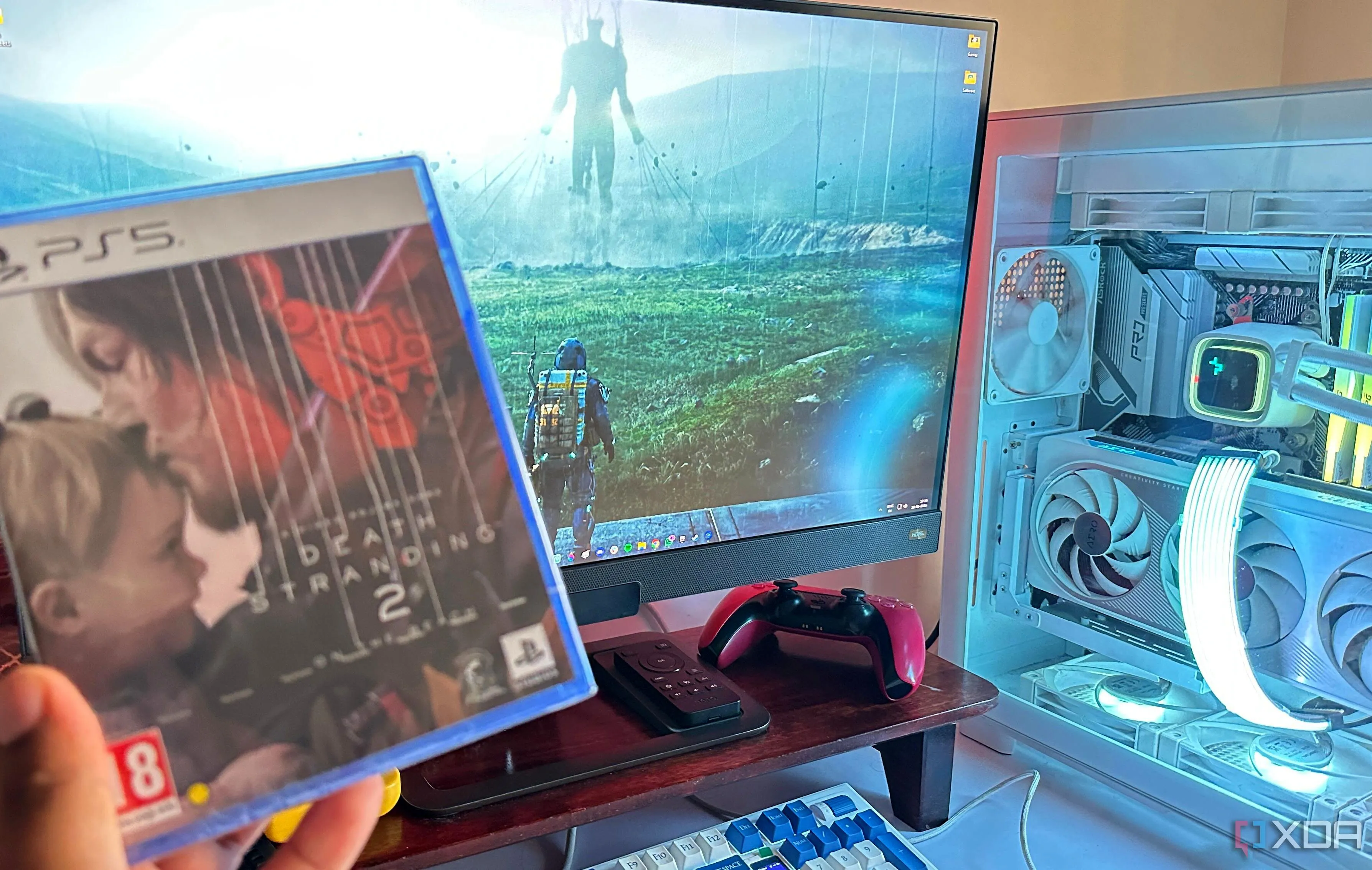 Một bàn tay cầm đĩa Death Stranding 2 cho PS5