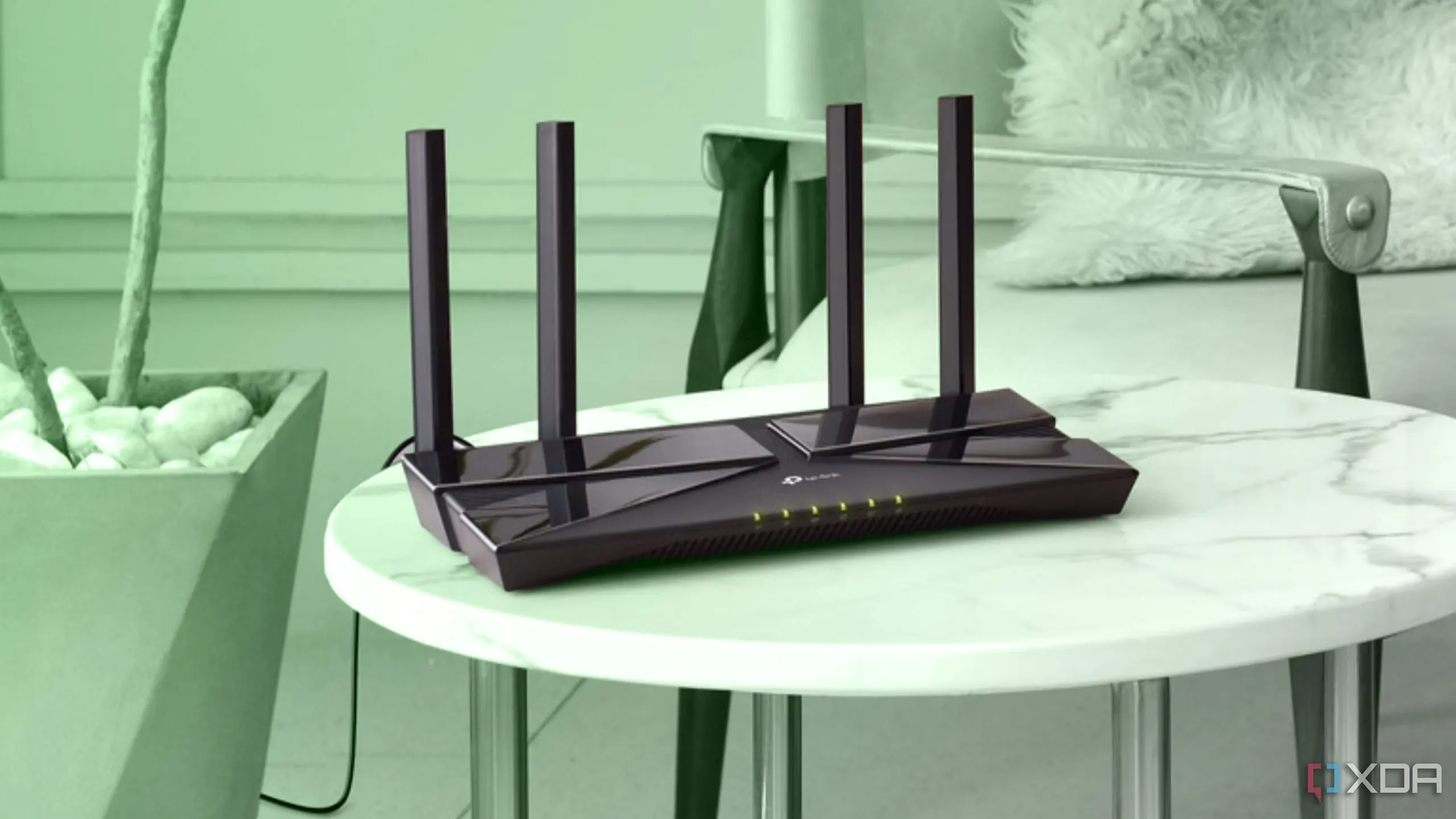 Một bộ định tuyến Wi-Fi màu đen đặt trên bàn tròn nhỏ, minh họa việc thiết lập lại vị trí để tối ưu tín hiệu và khắc phục vùng chết Wi-Fi