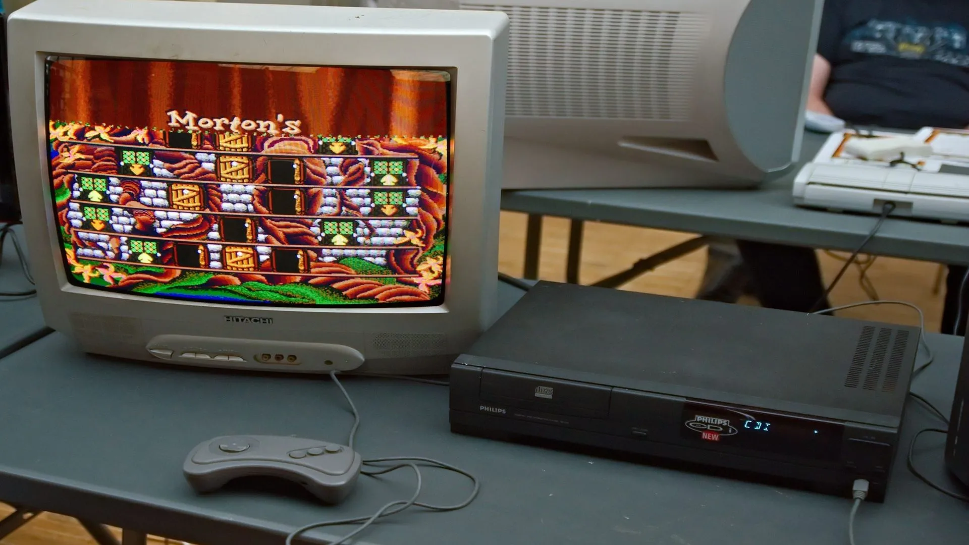 Một bức ảnh chiếc Philips CD-i đang chạy tựa game Hotel Mario tại một sự kiện