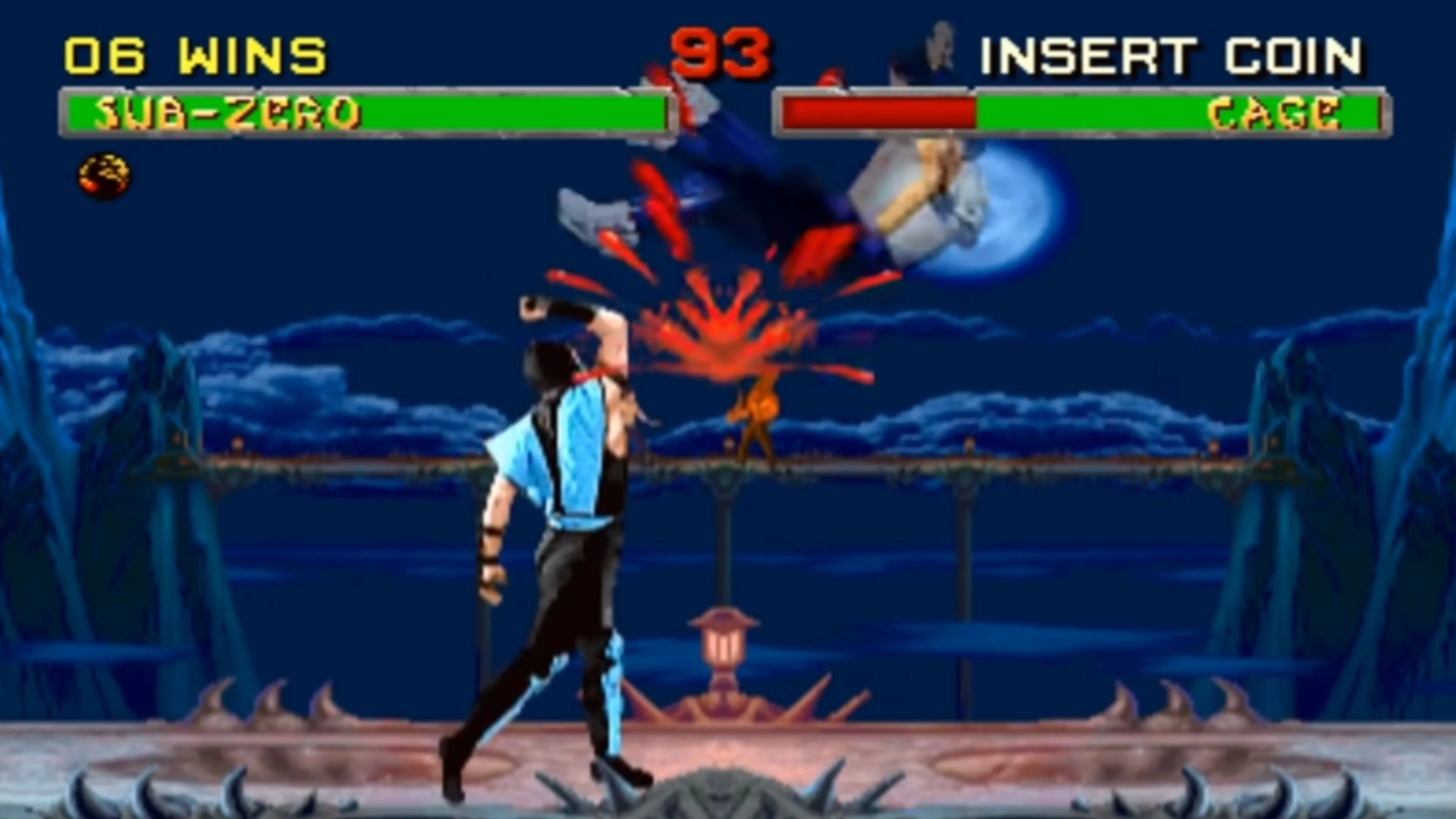 Một cảnh Sub-Zero và Johnny Cage đang chiến đấu trong Mortal Kombat 2