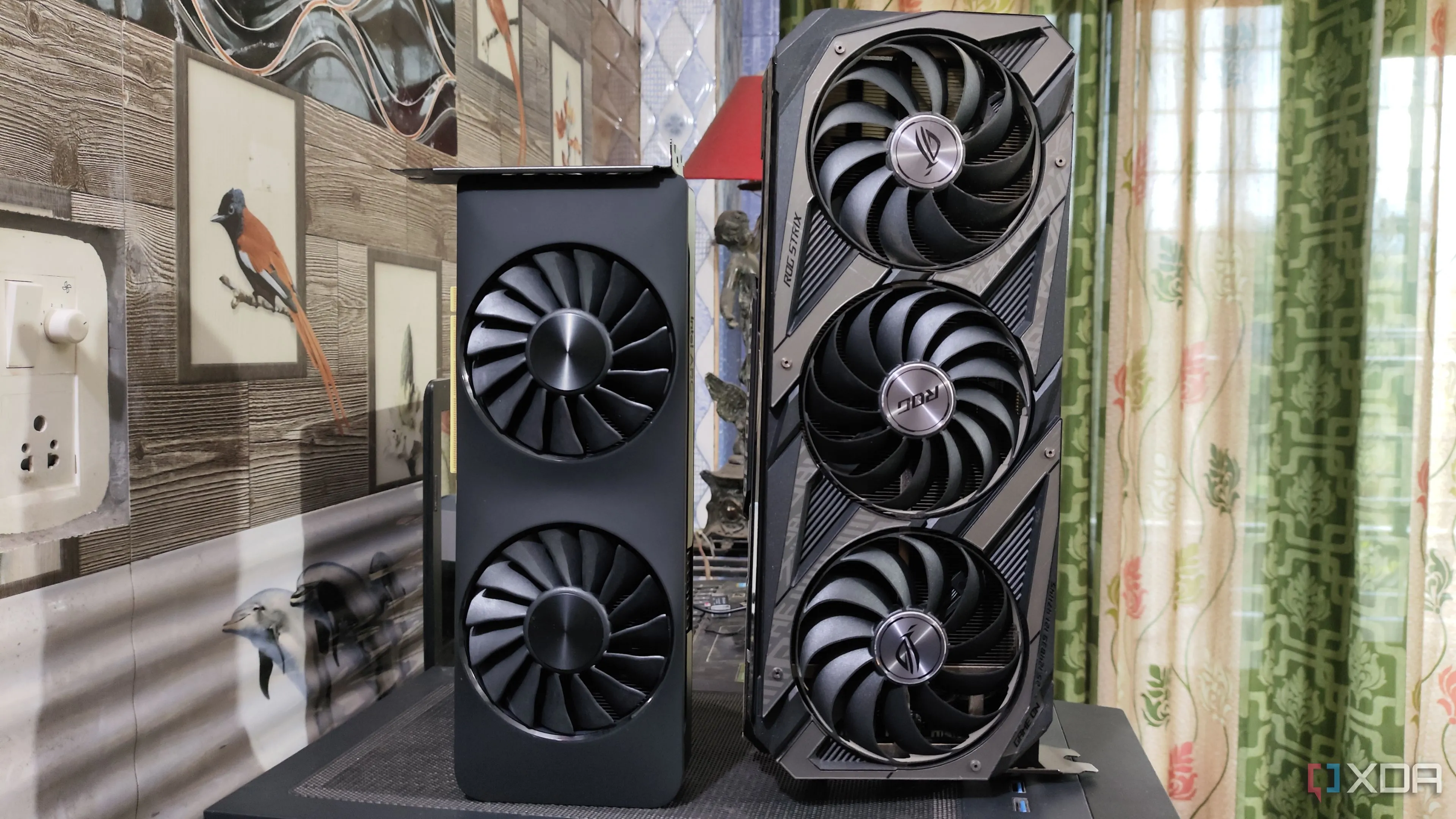 Một card đồ họa Intel Arc A750 đặt cạnh ASUS Rog Strix RTX 3080 Ti