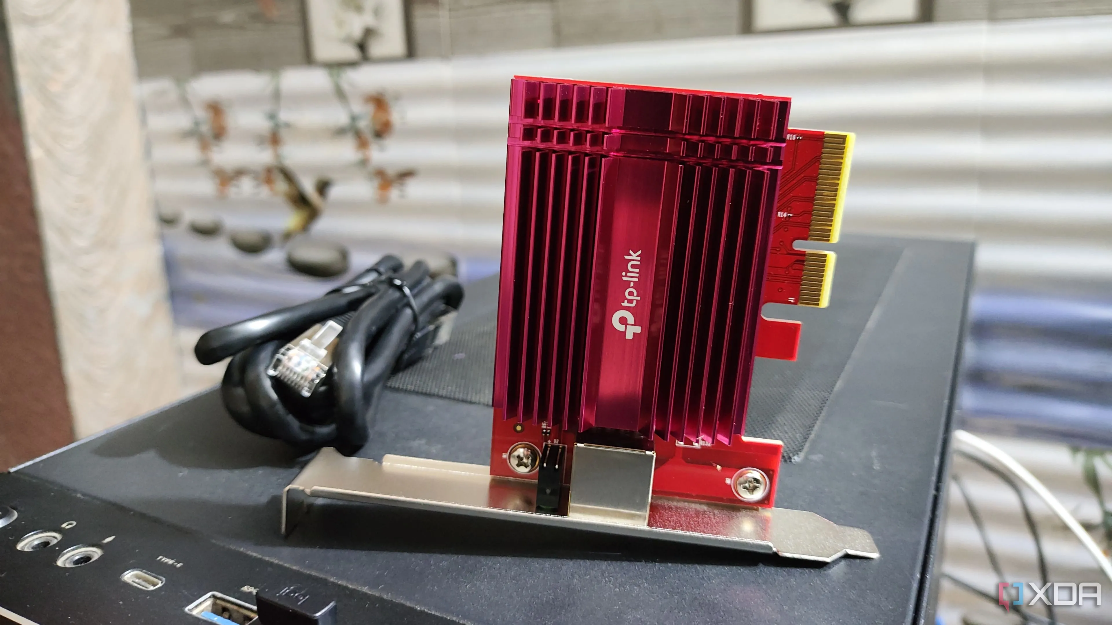 Một card mạng 10 Gigabit Ethernet (10GbE) đặt trên vỏ máy tính, biểu tượng cho việc nâng cấp tốc độ mạng có dây