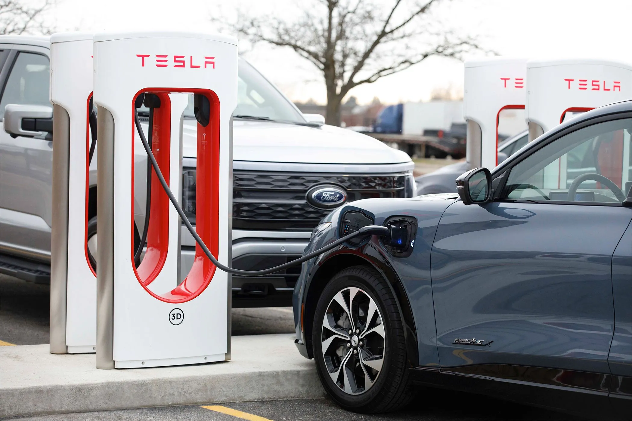 Một chiếc Ford EV đang sạc tại trạm Tesla Supercharger