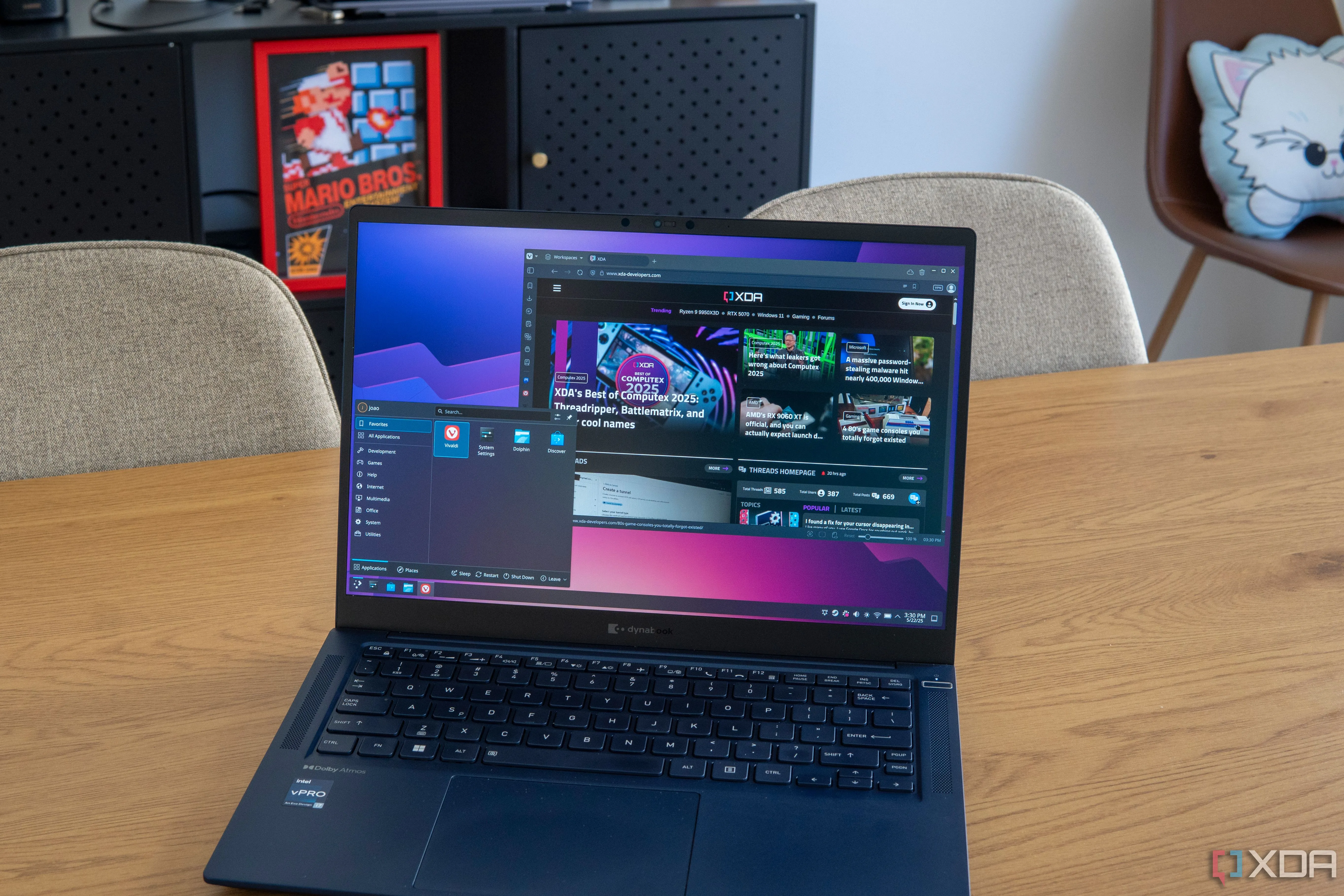 Một chiếc laptop chạy Arch Linux với trình duyệt Vivaldi, minh họa tính linh hoạt và khả năng ứng dụng của Linux trong nhiều môi trường.