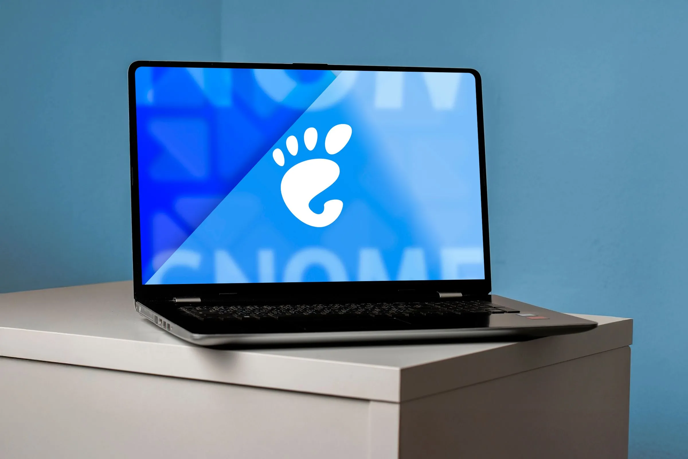 Một chiếc laptop hiển thị logo GNOME trên màn hình, tượng trưng cho bản cập nhật mới của hệ điều hành