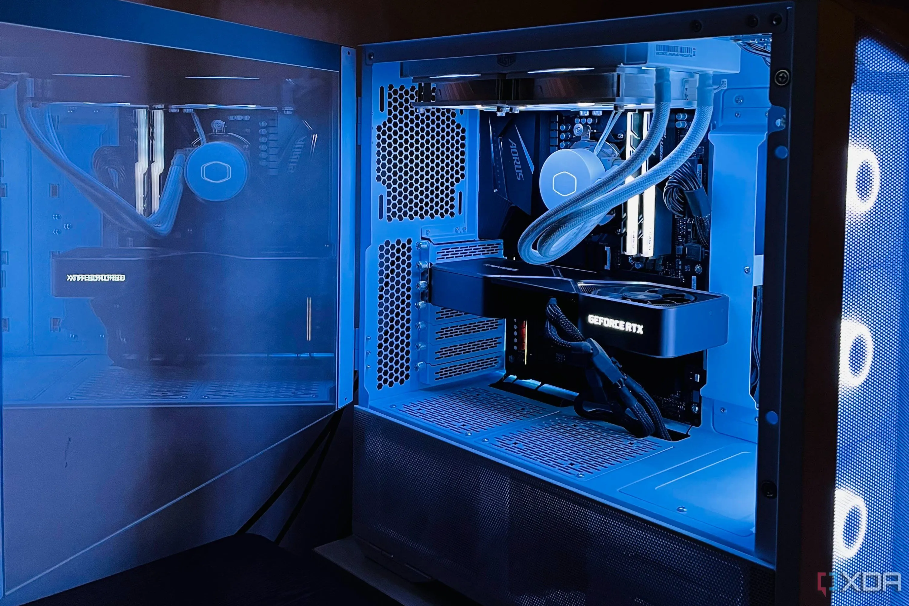 Một chiếc PC gaming mạnh mẽ cần được bảo vệ bằng UPS để đảm bảo an toàn và hoạt động ổn định