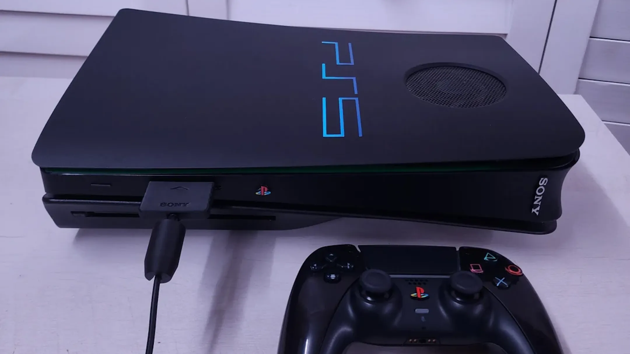 Một chiếc PS5 được tùy chỉnh để trông giống PlayStation 2, minh chứng cho di sản và tầm ảnh hưởng sâu sắc của PS2 đến các thế hệ console sau này.