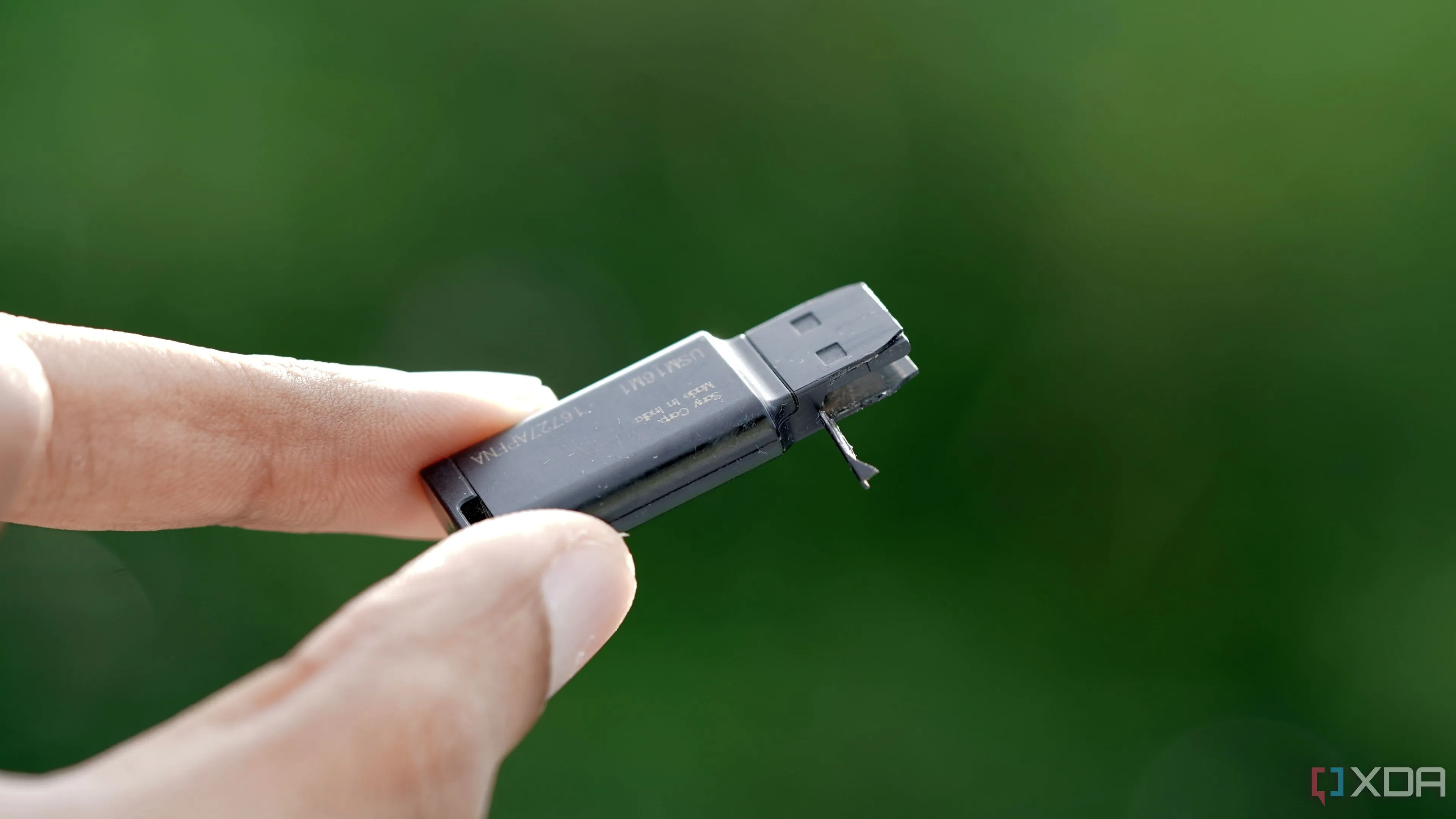 Một chiếc USB flash drive Sony 16GB bị hỏng, minh họa độ bền kém của USB truyền thống so với SSD