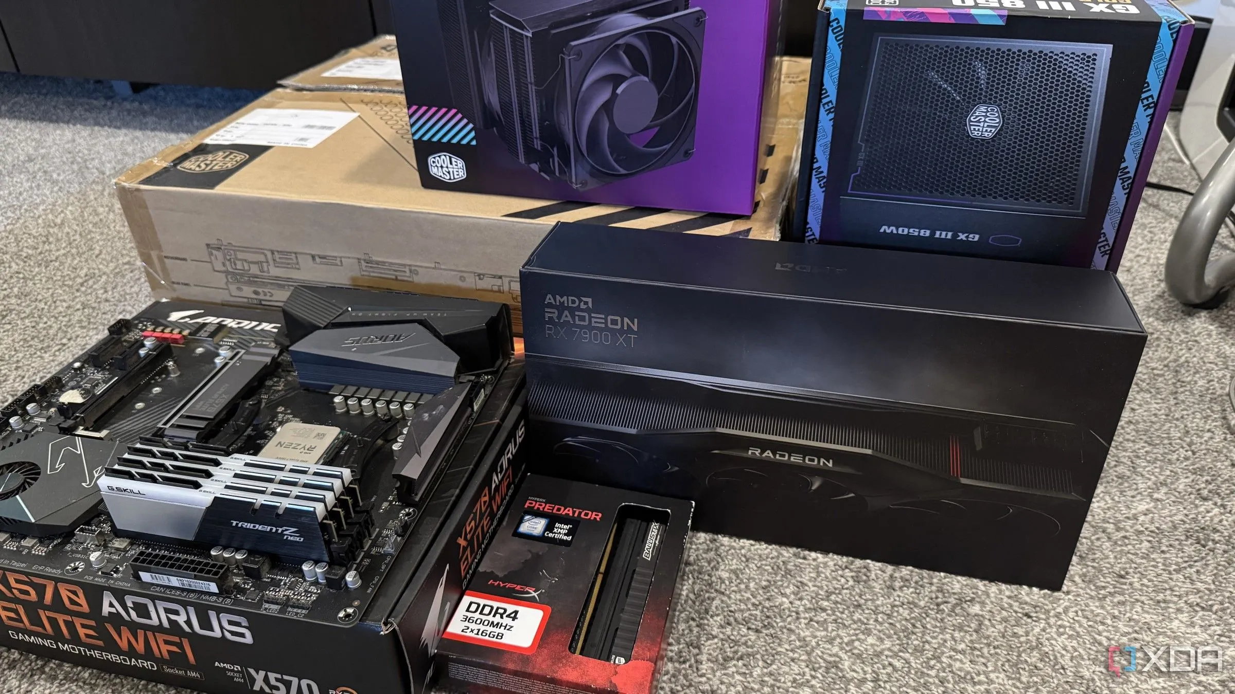 Một chồng các hộp và linh kiện phần cứng máy tính PC đã qua sử dụng, sẵn sàng cho việc tái chế hoặc lắp ráp