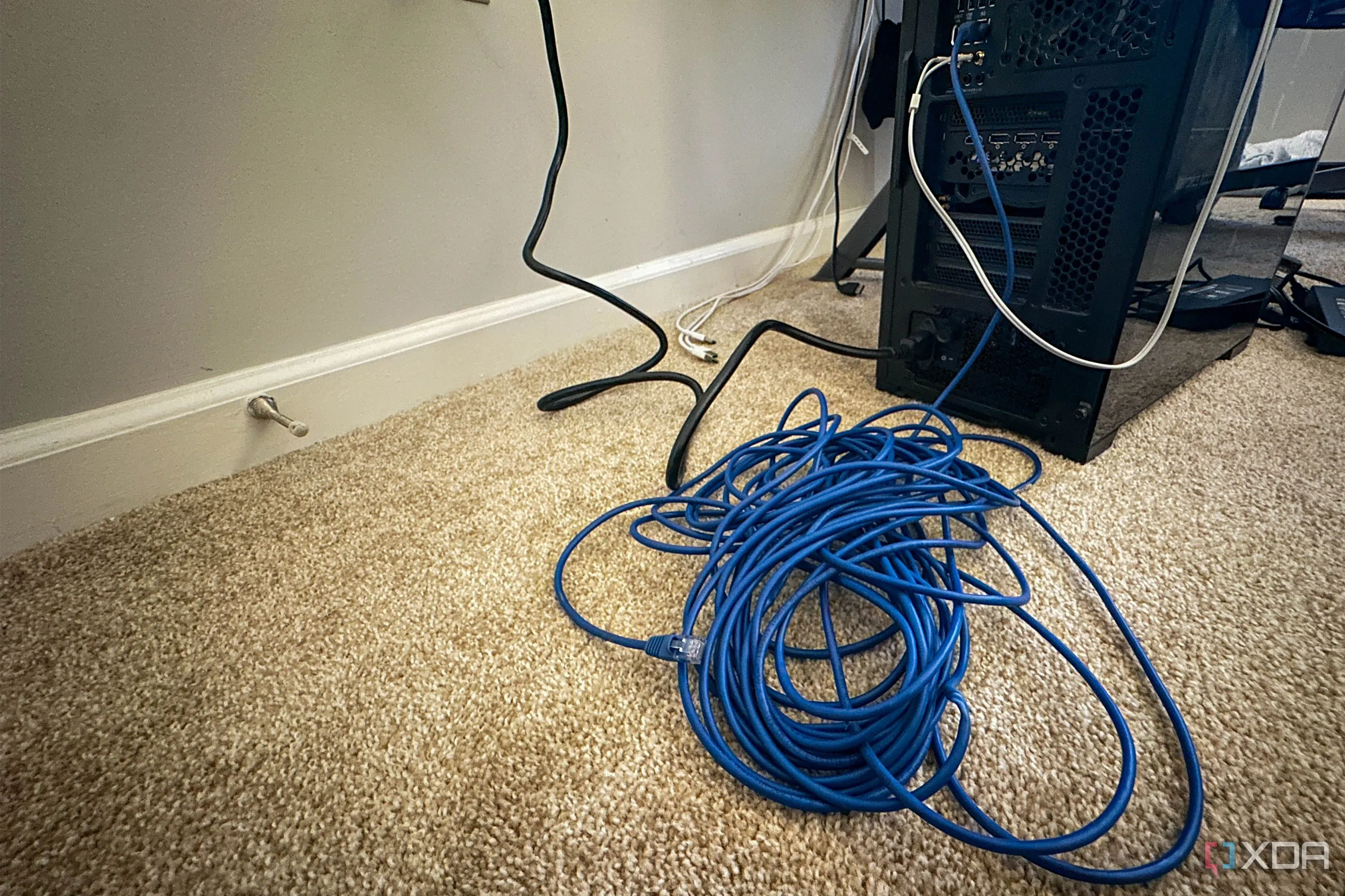 Một cuộn cáp Ethernet dài minh họa cho lầm tưởng về ảnh hưởng của độ dài cáp đến tốc độ mạng.