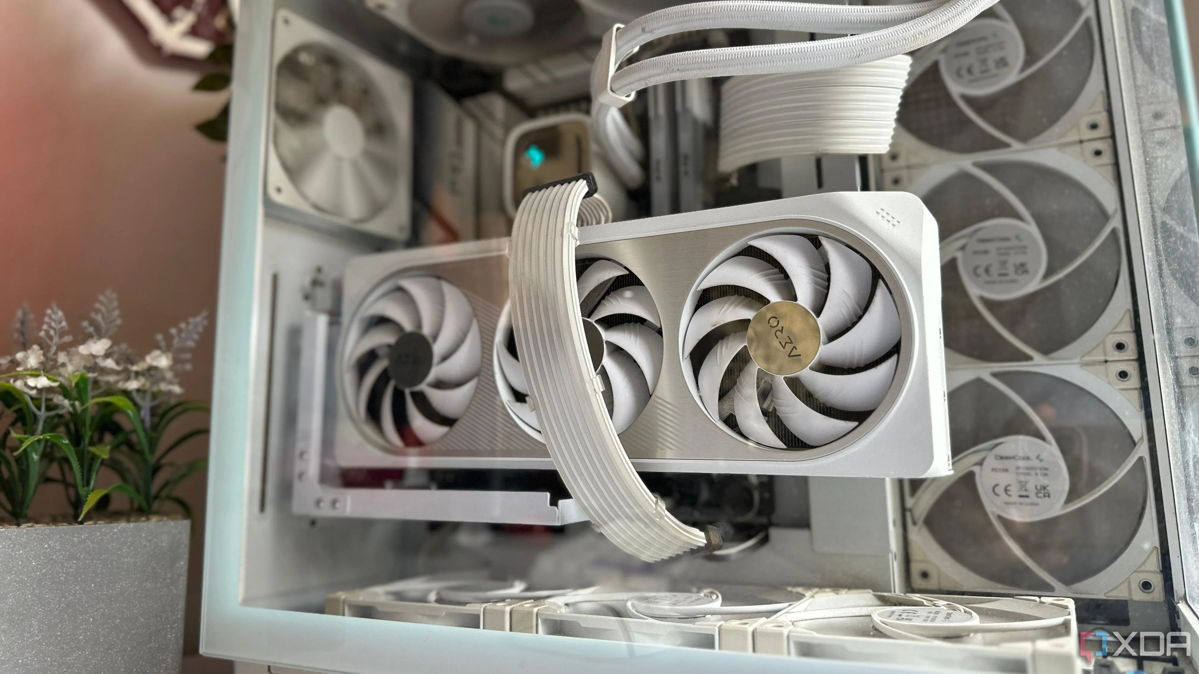 Một dàn PC gaming màu trắng với card đồ họa trắng nổi bật, thể hiện yếu tố thẩm mỹ.