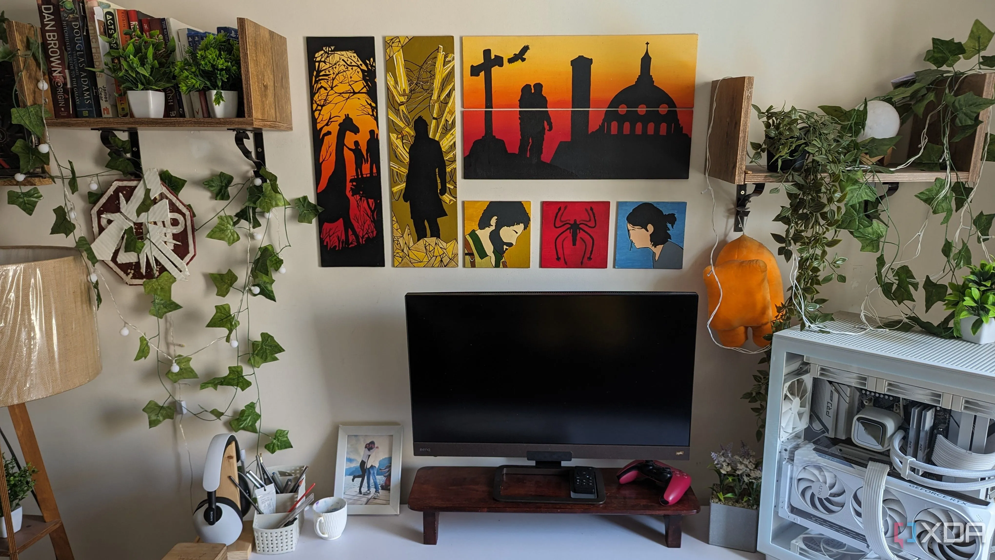 Một góc setup PC gaming hiện đại với màn hình lớn và phụ kiện, minh chứng cho tính linh hoạt của nền tảng PC