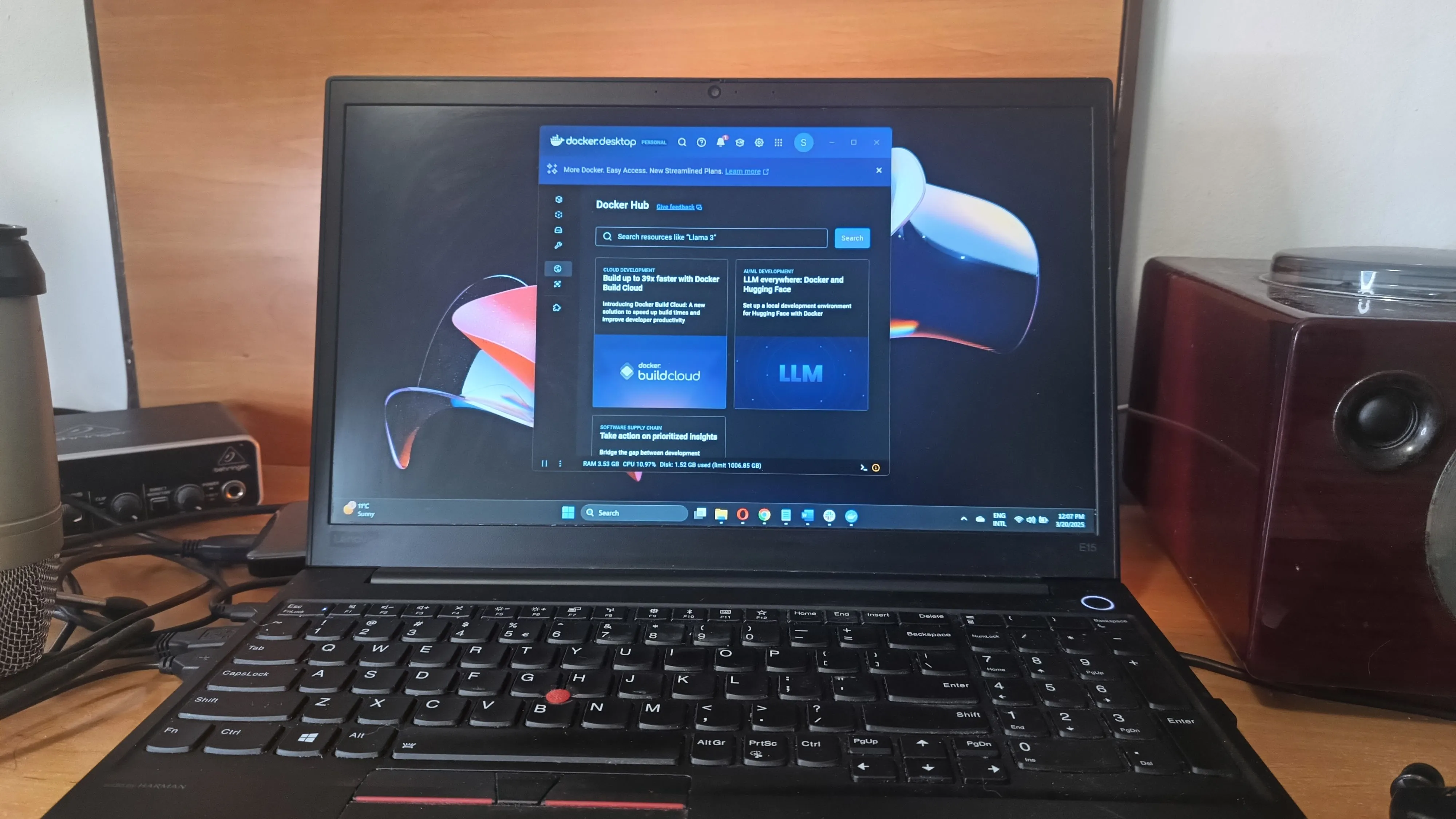Một laptop chạy Windows 11 với ứng dụng Docker đang hoạt động, cho thấy sự tương thích của Podman với môi trường Docker.