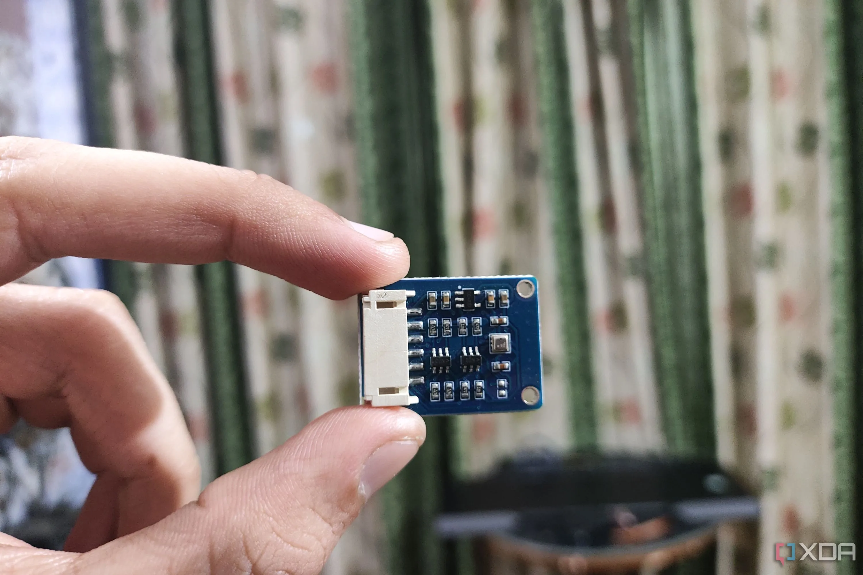 Một người cầm cảm biến BME280