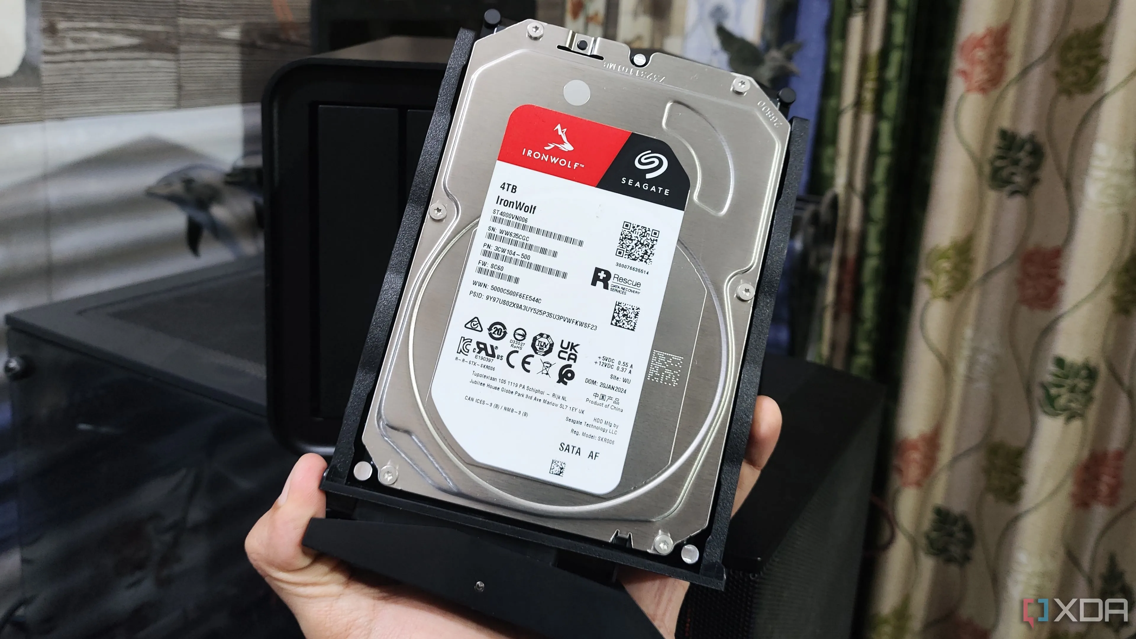 Một người cầm ổ cứng Seagate HDD