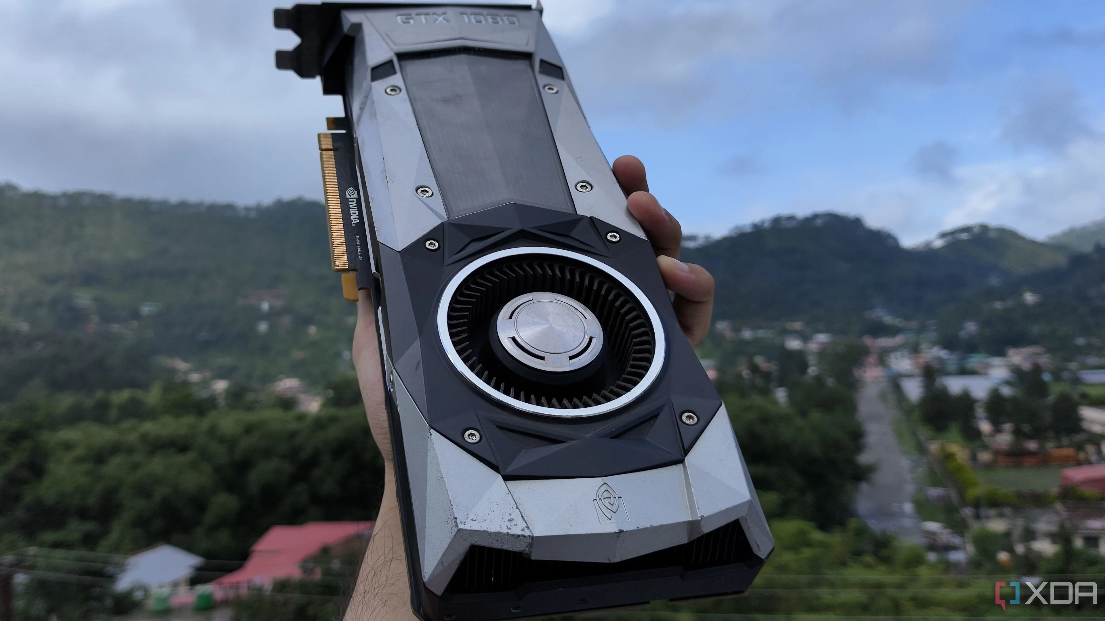 Một người đang cầm card đồ họa NVIDIA GeForce GTX 1080 Founders Edition.