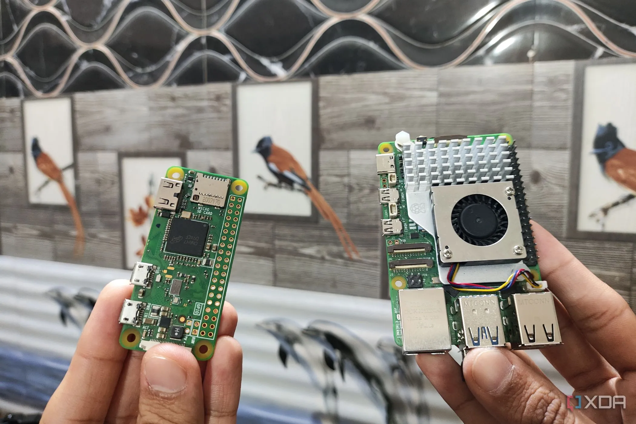 Một người đang cầm Raspberry Pi 5 và Raspberry Pi Zero W, minh họa khả năng tự làm dự án