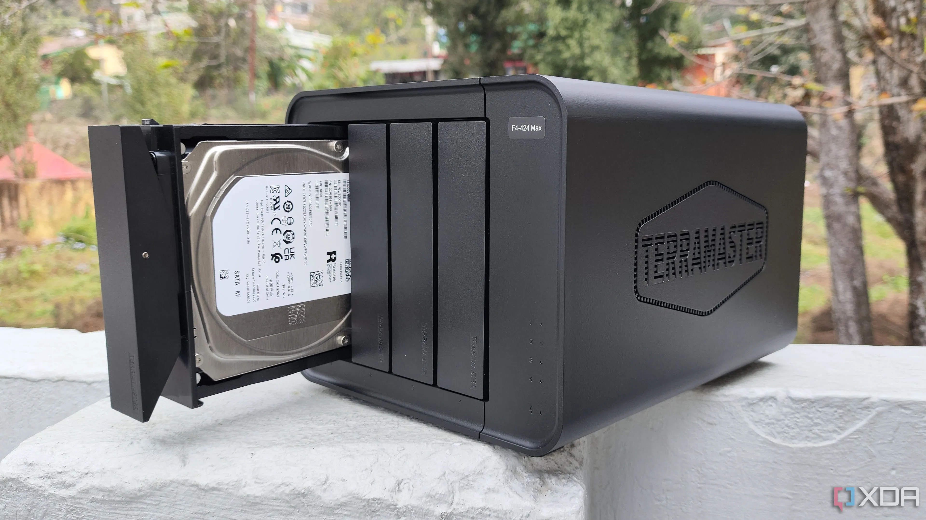 Một người dùng đang cầm thiết bị NAS TerraMaster F4-424 Max, minh họa giải pháp lưu trữ media server hiệu quả với ổ cứng HDD